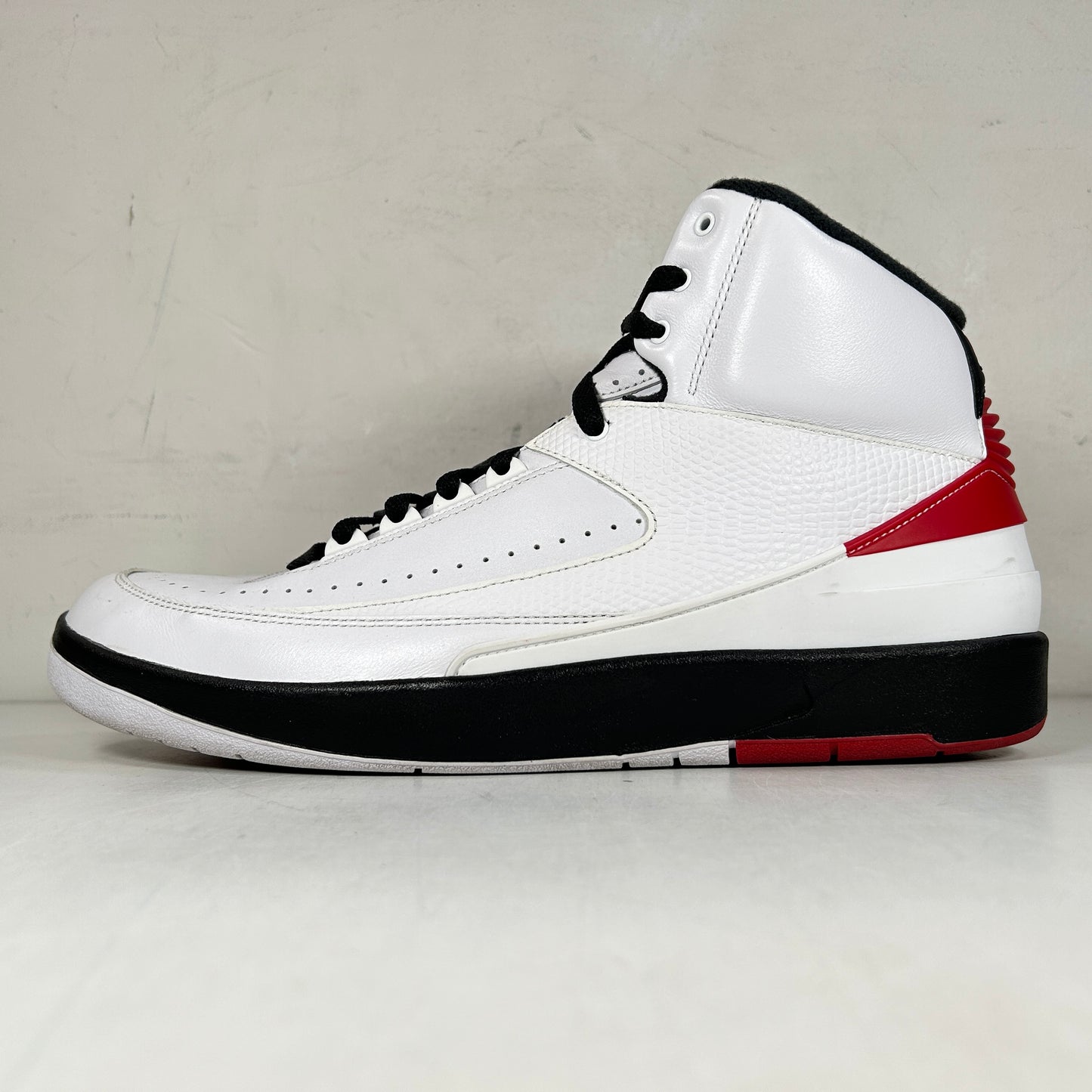 DX2454 106 Jordan 2 Retro OG Chicago (2022) [USED] - 13 M (Used) (No Box)