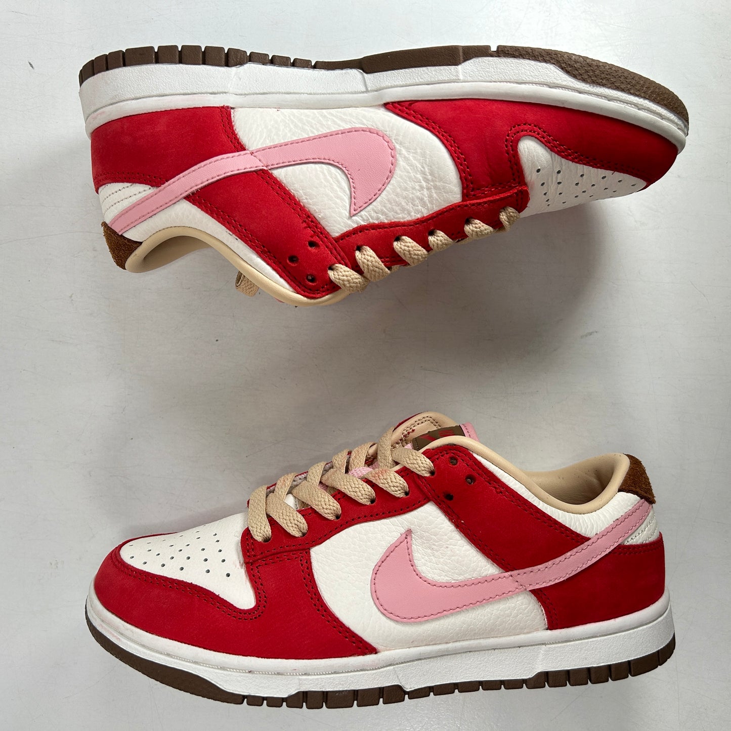 FB7910 600 Nike Dunk Low PRM Bacon (Mujeres)