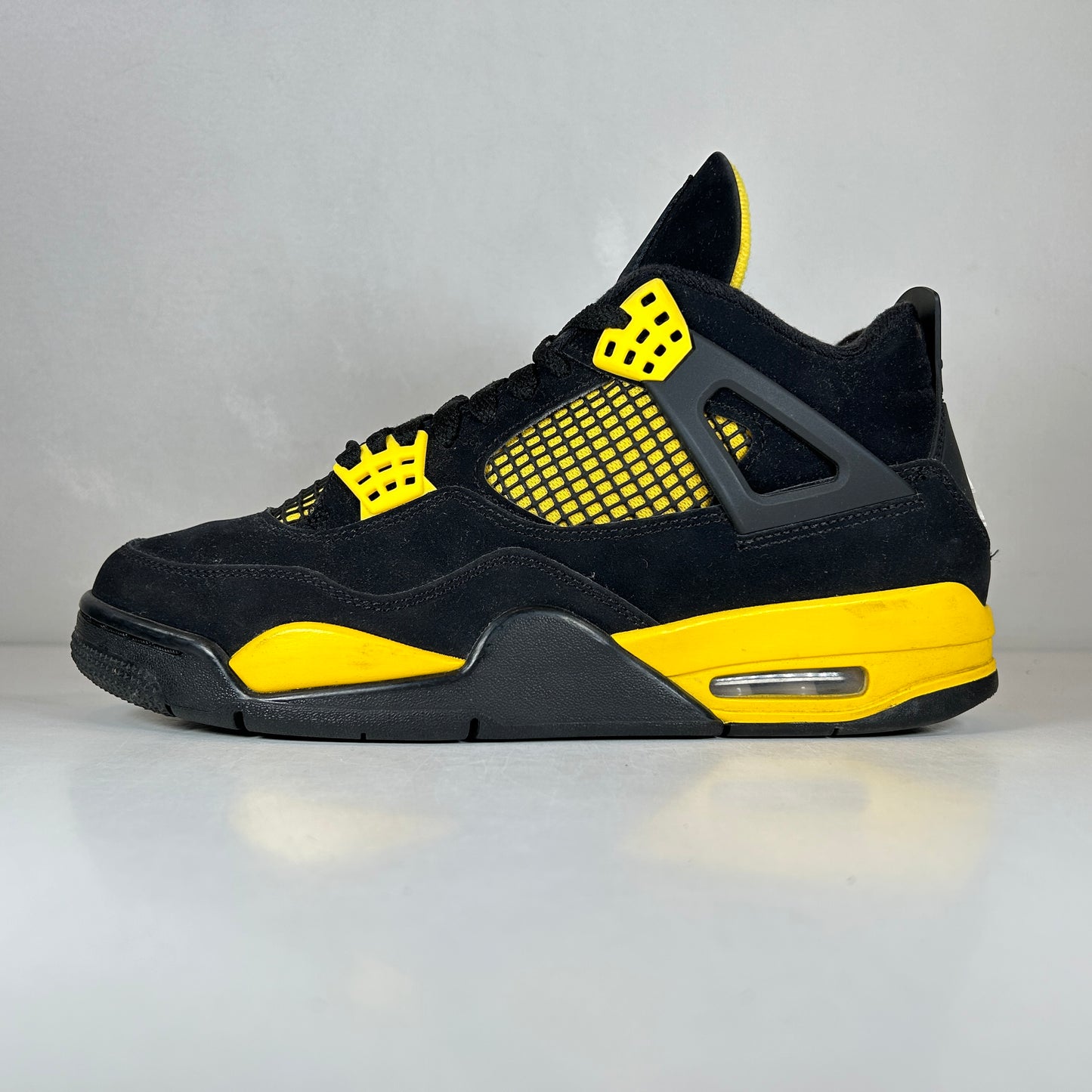 DH6927 017 Jordan 4 Retro Thunder [USED] - 8.5 M (Used2)
