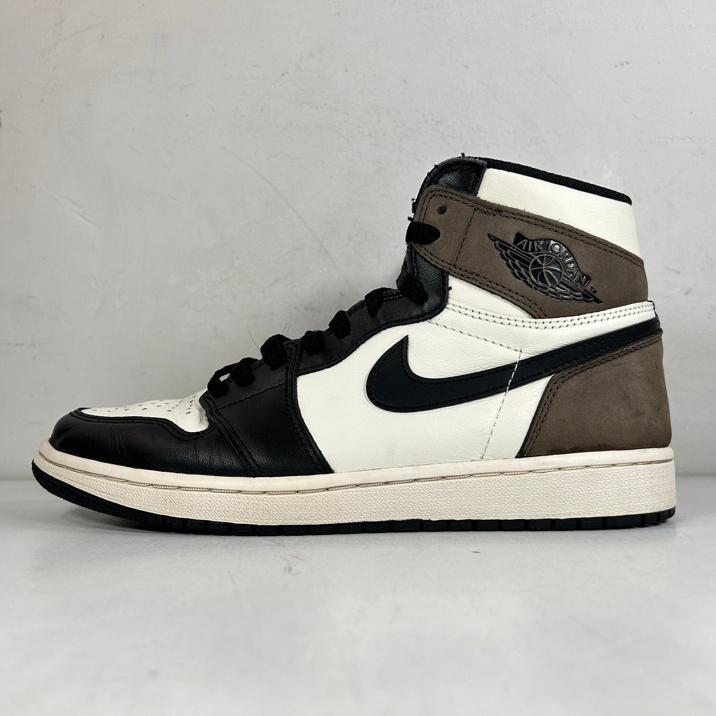 555088 105 Jordan 1 Mocha [USED] - 9 M (Used2)