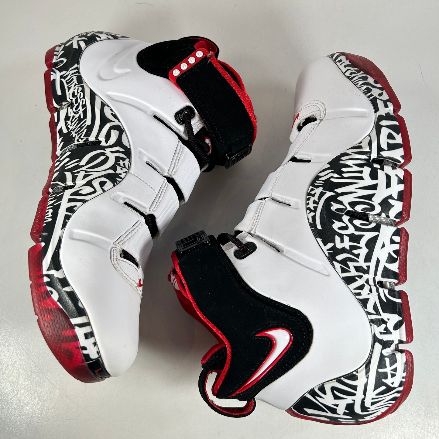 DJ4888 100 Nike Zoom LeBron 4 Graffiti (2023) [USED] - 7.5 M (Used)