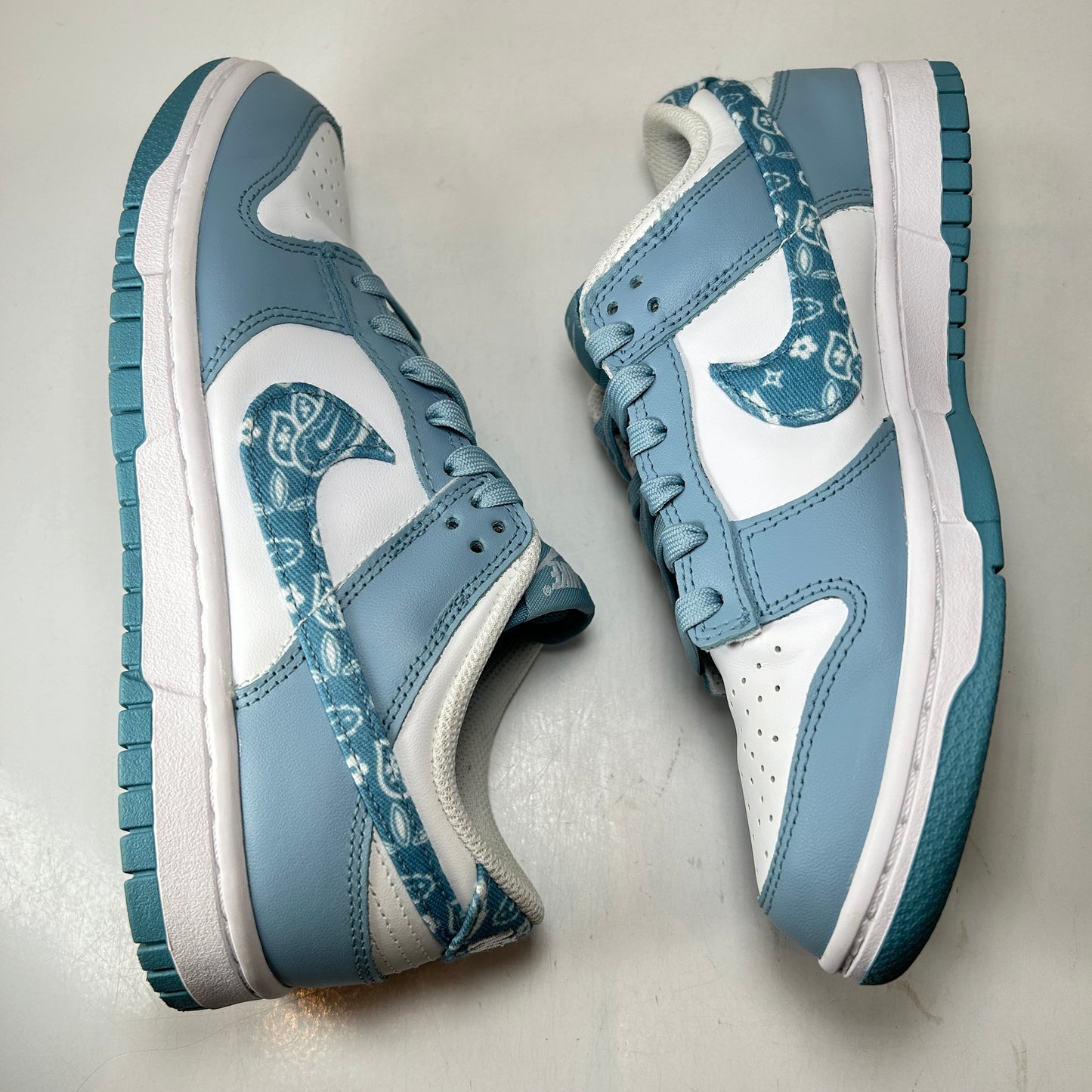 DH4401 101 Dunk Low Paisley Pack desgastado azul