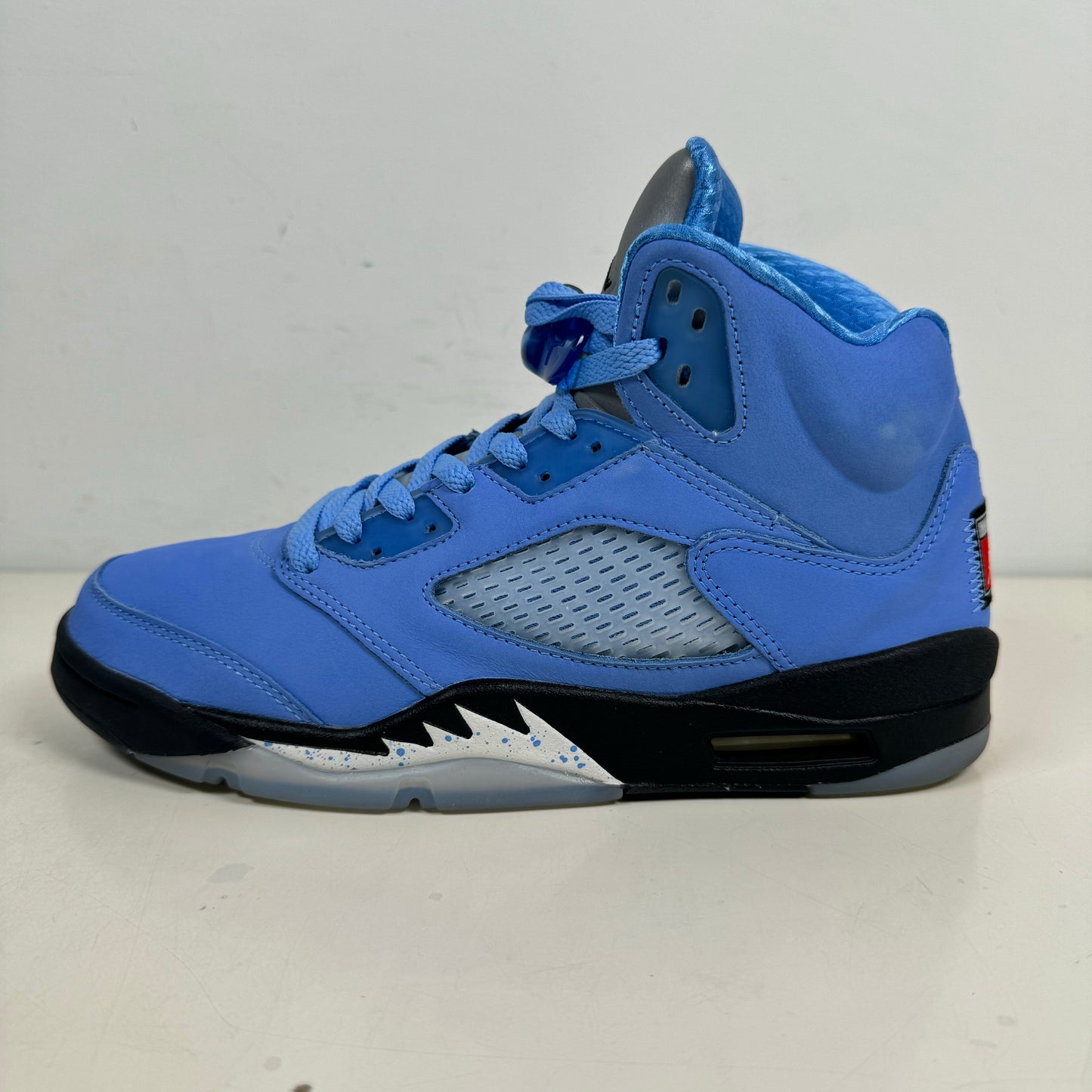 DV1310 401 Jordan 5 Retro UNC University Blue [USED] - 8.5 M (Used)