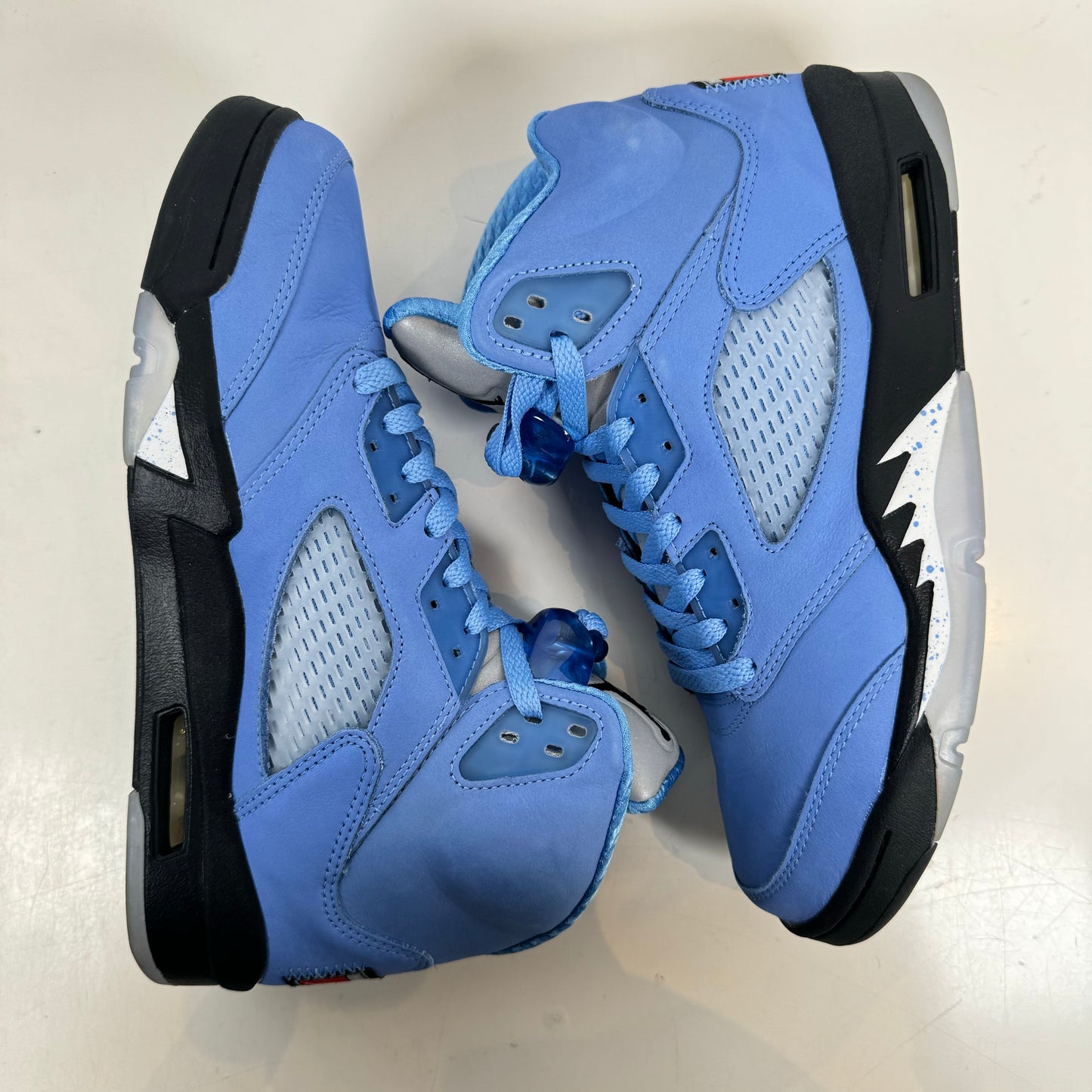DV1310 401 Jordan 5 Retro UNC University Blue [USED] - 8.5 M (Used)
