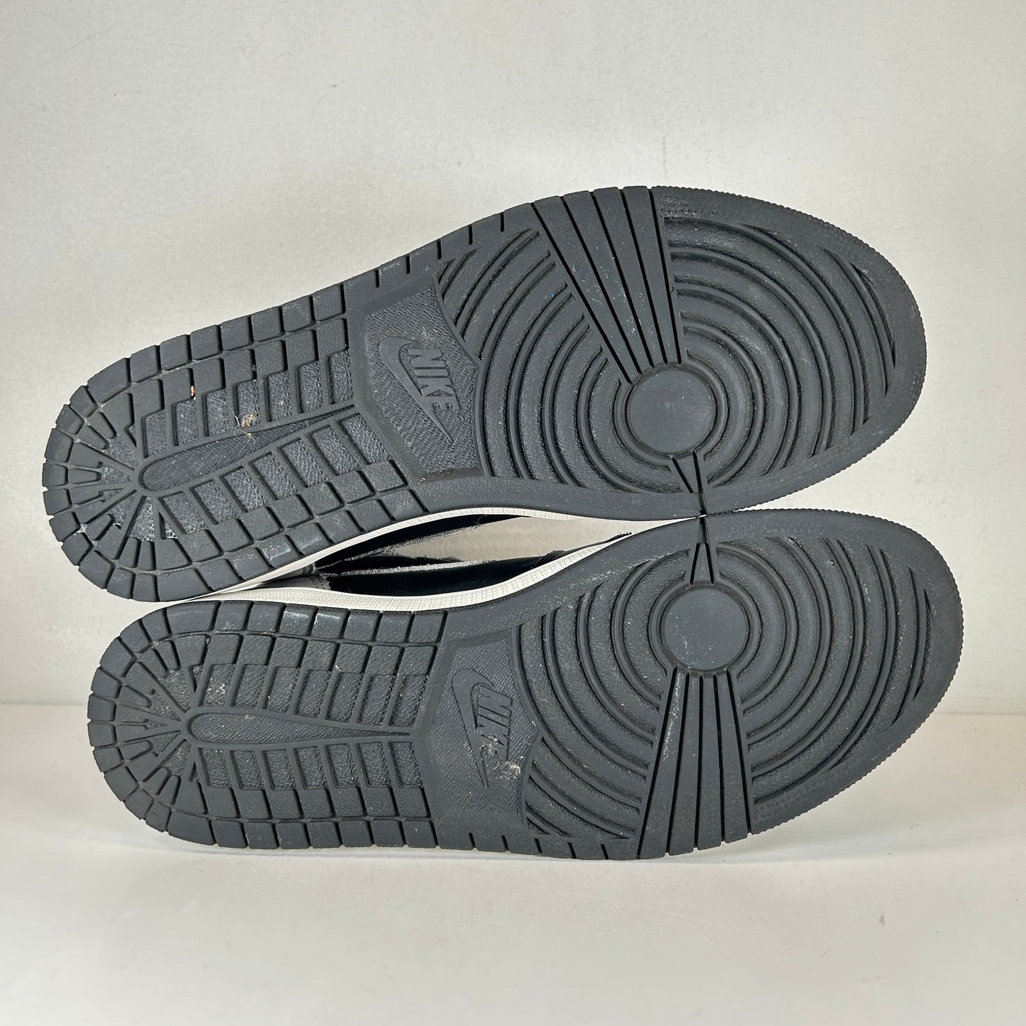 555088 013 Jordan 1 Sombra (2018)