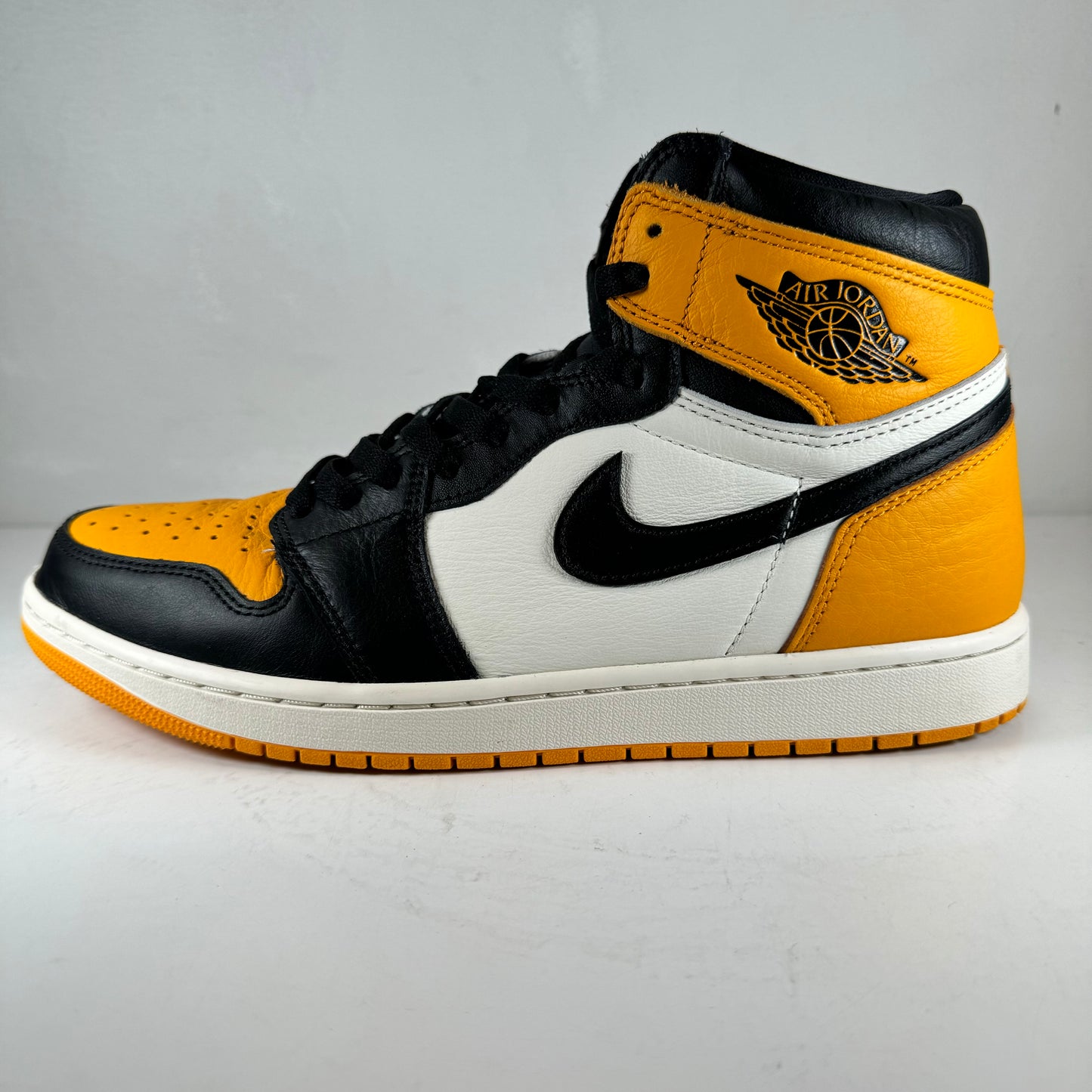 555088 711 Jordan 1 Retro High OG Yellow Toe [USED] - 10.5 M (Used)