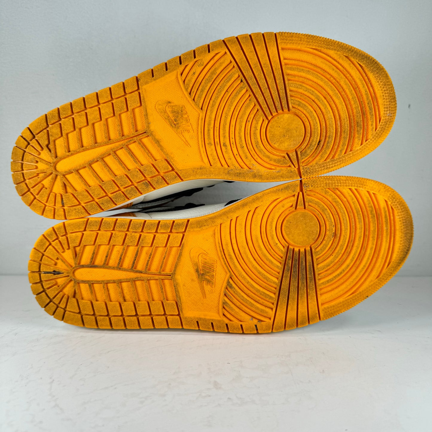 555088 711 Jordan 1 Retro High OG Yellow Toe [USED] - 10.5 M (Used)