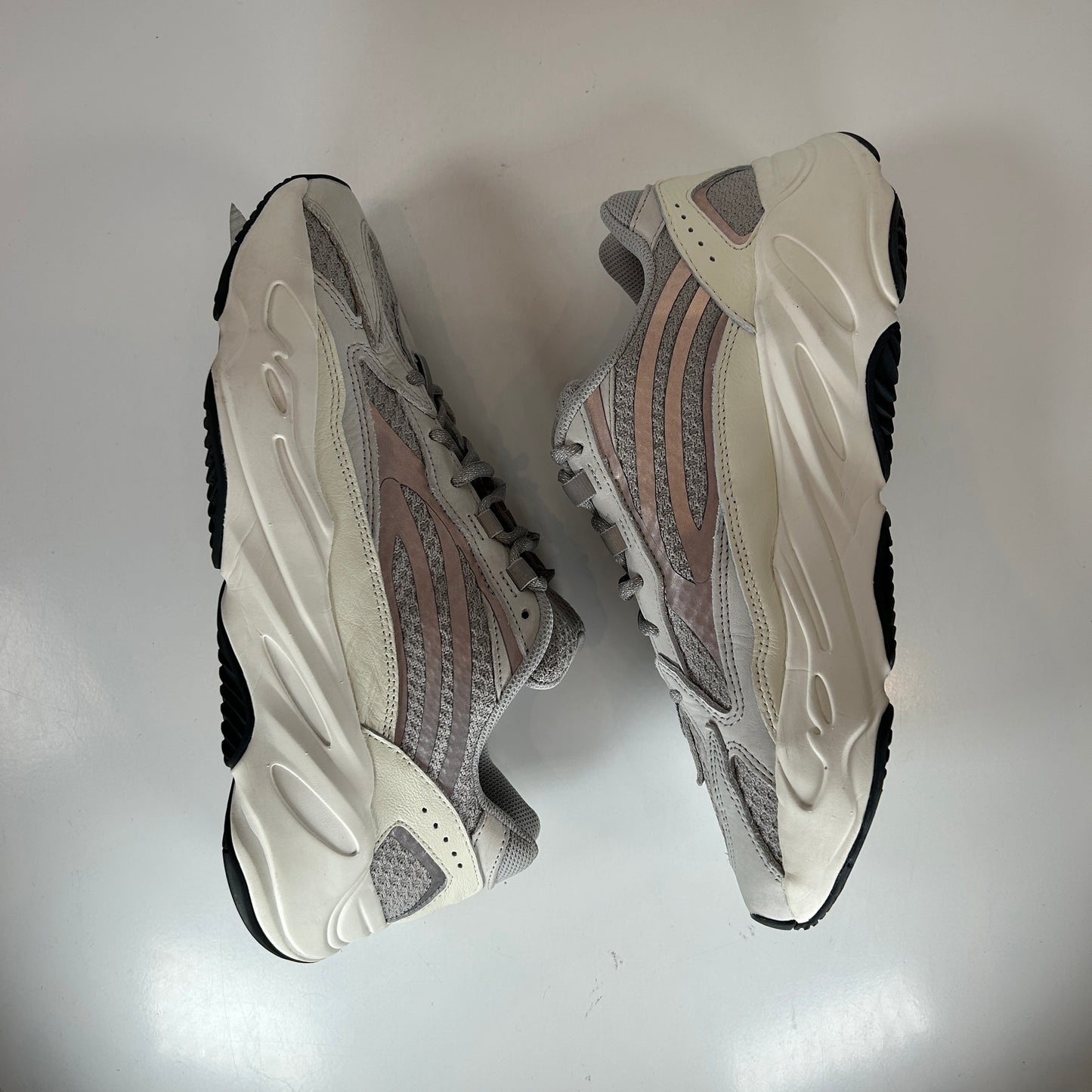 EF2829 Yeezy 700 Estático