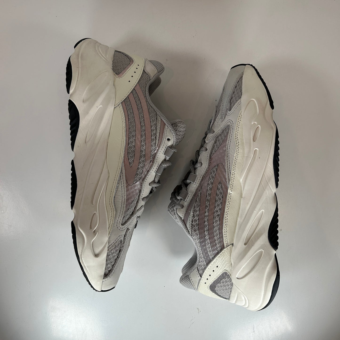 EF2829 Yeezy 700 Estático