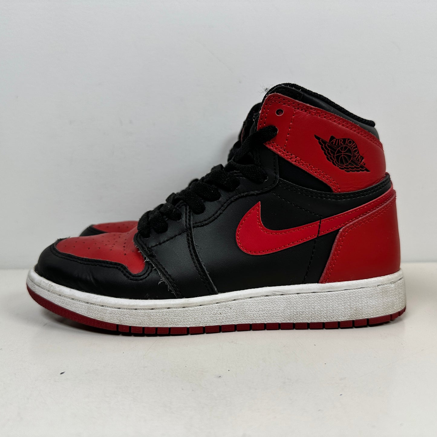 575441 001 Jordan 1 Retro Bred Banned (2016) (GS) [USED] - 4 Y (Used)