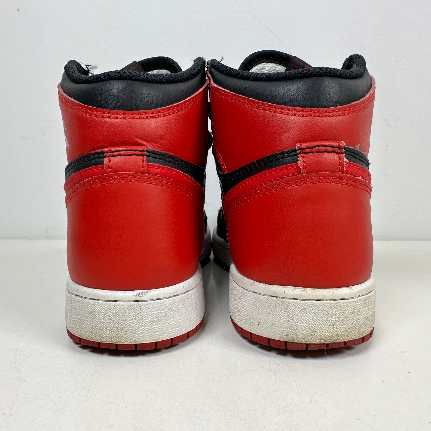 575441 001 Jordan 1 Retro Bred Banned (2016) (GS) [USED] - 4 Y (Used)