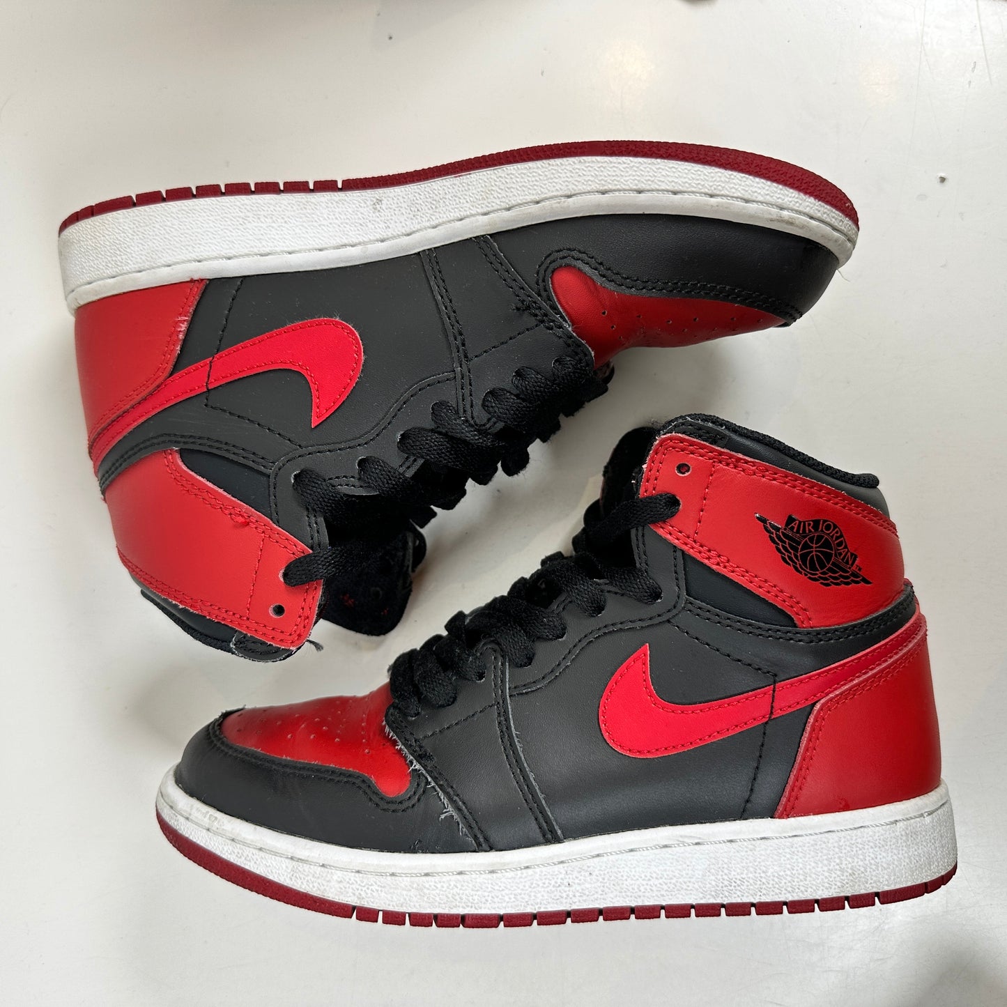 575441 001 Jordan 1 Retro Bred Banned (2016) (GS) [USED] - 4 Y (Used)