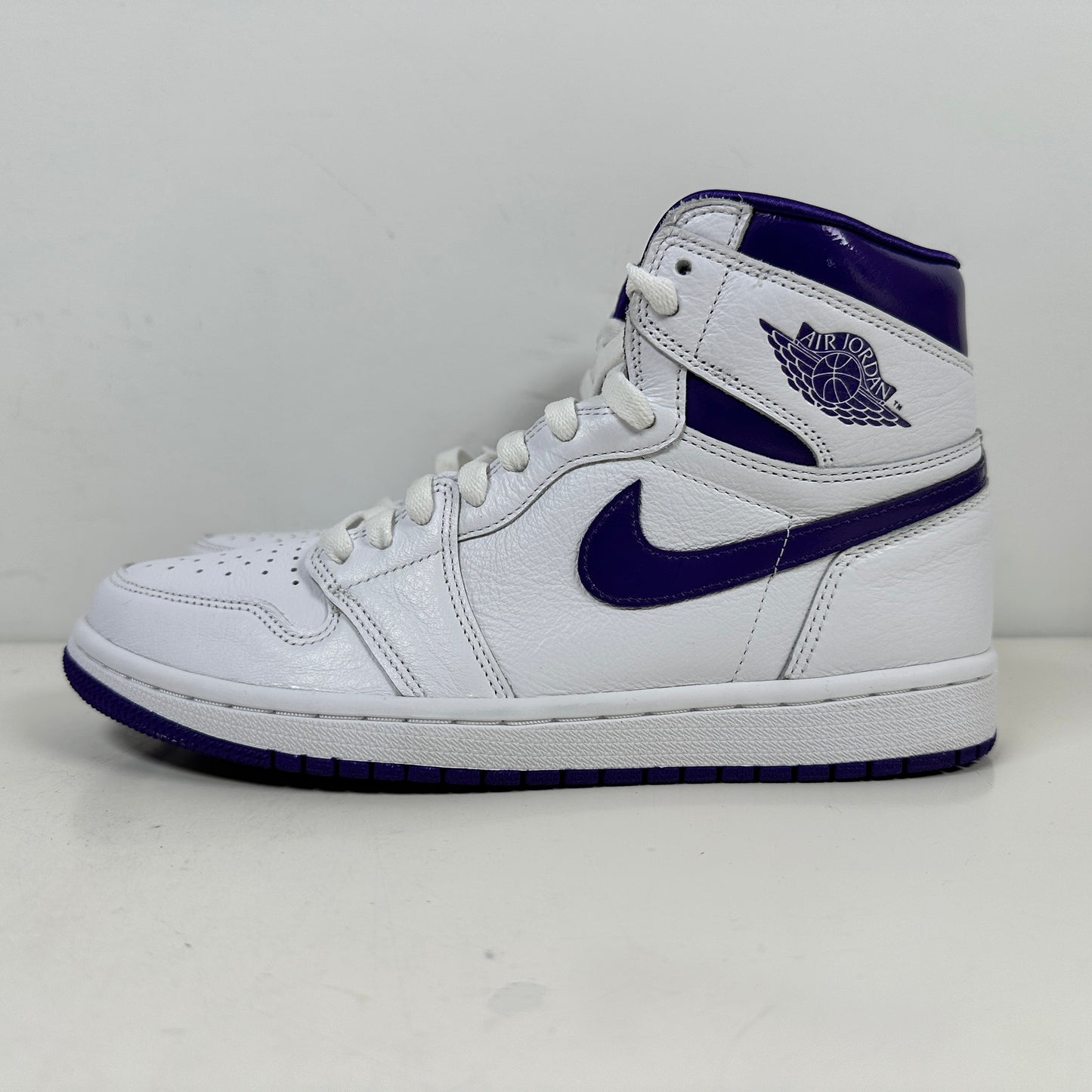 CD0461 151 Wmns Jordan 1 Retro High Court Púrpura