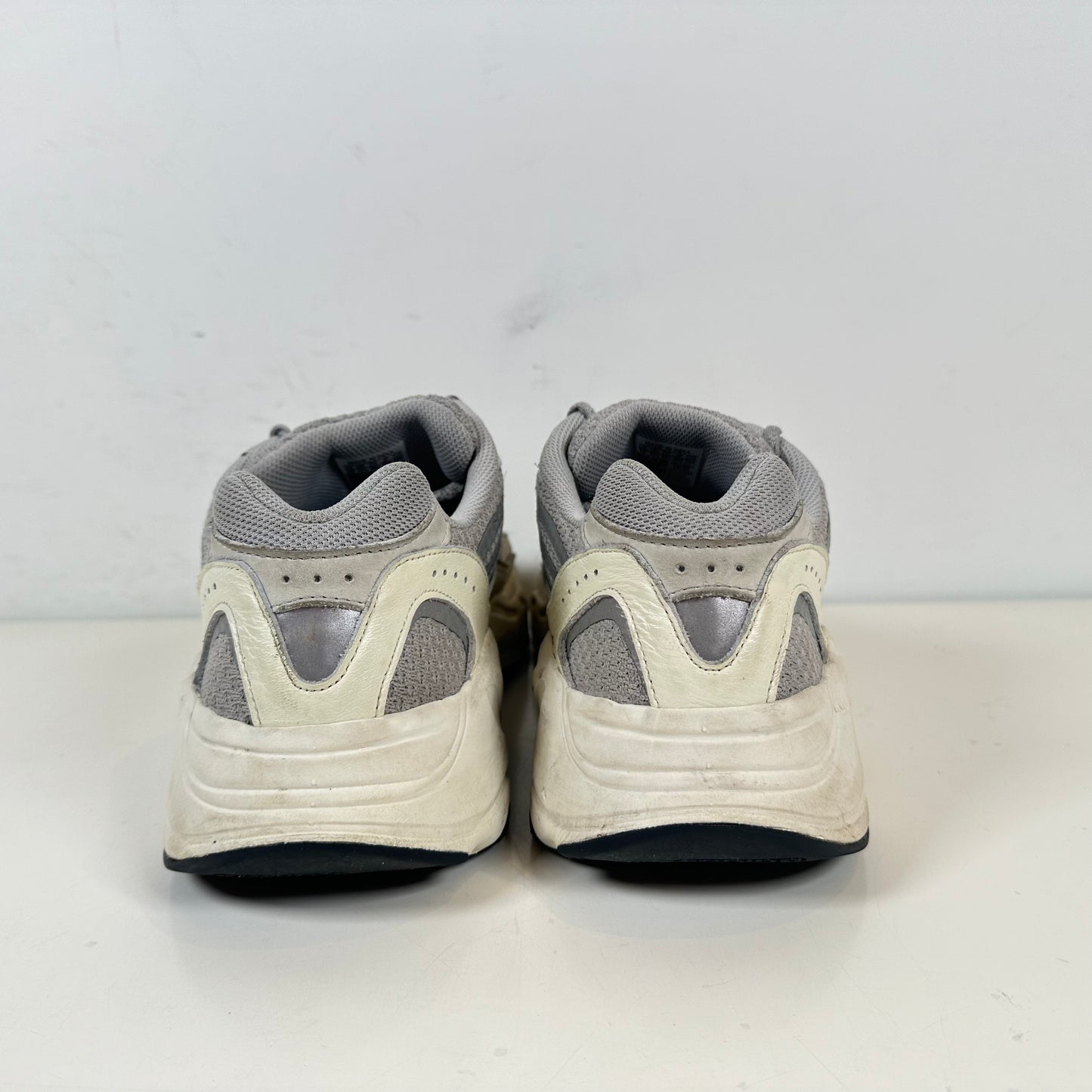 EF2829 Yeezy 700 Estático