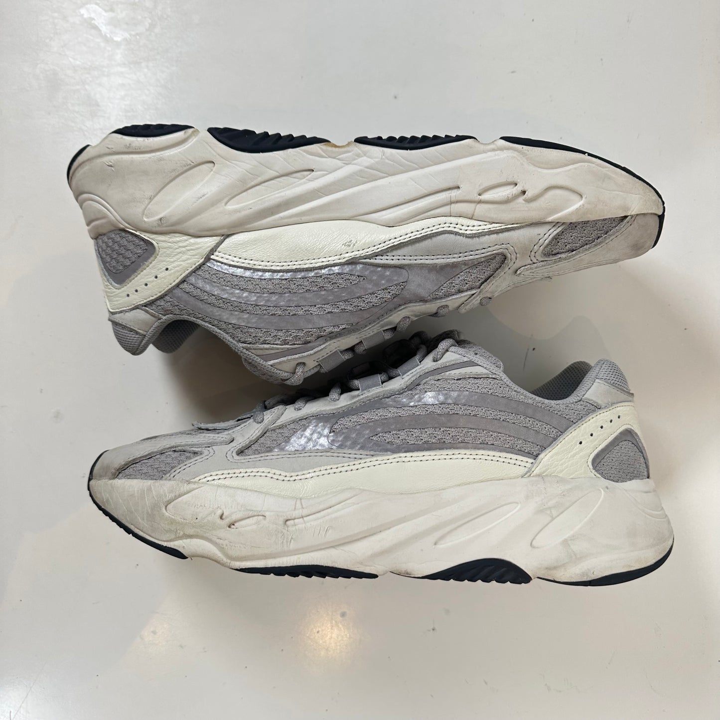 EF2829 Yeezy 700 Estático