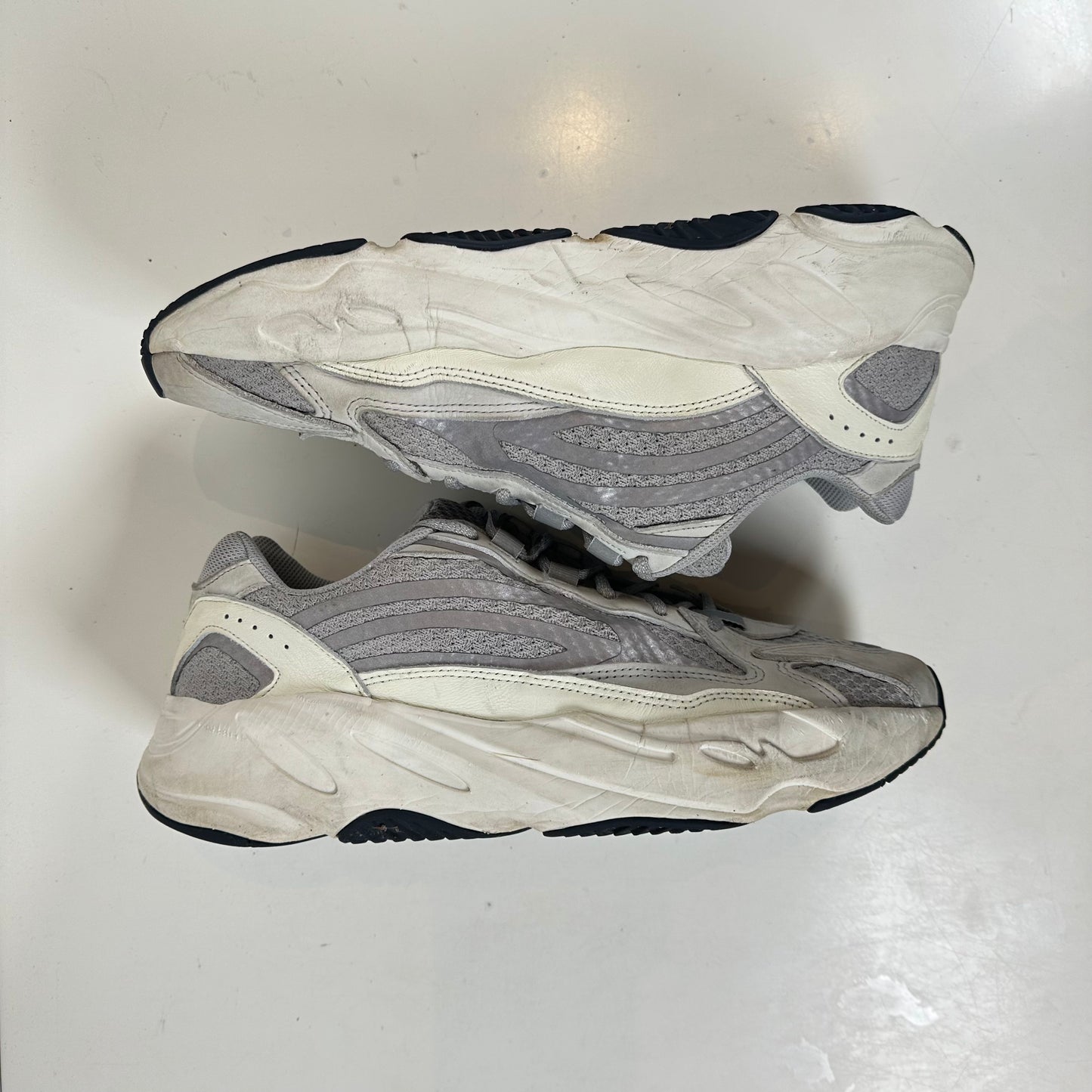 EF2829 Yeezy 700 Estático