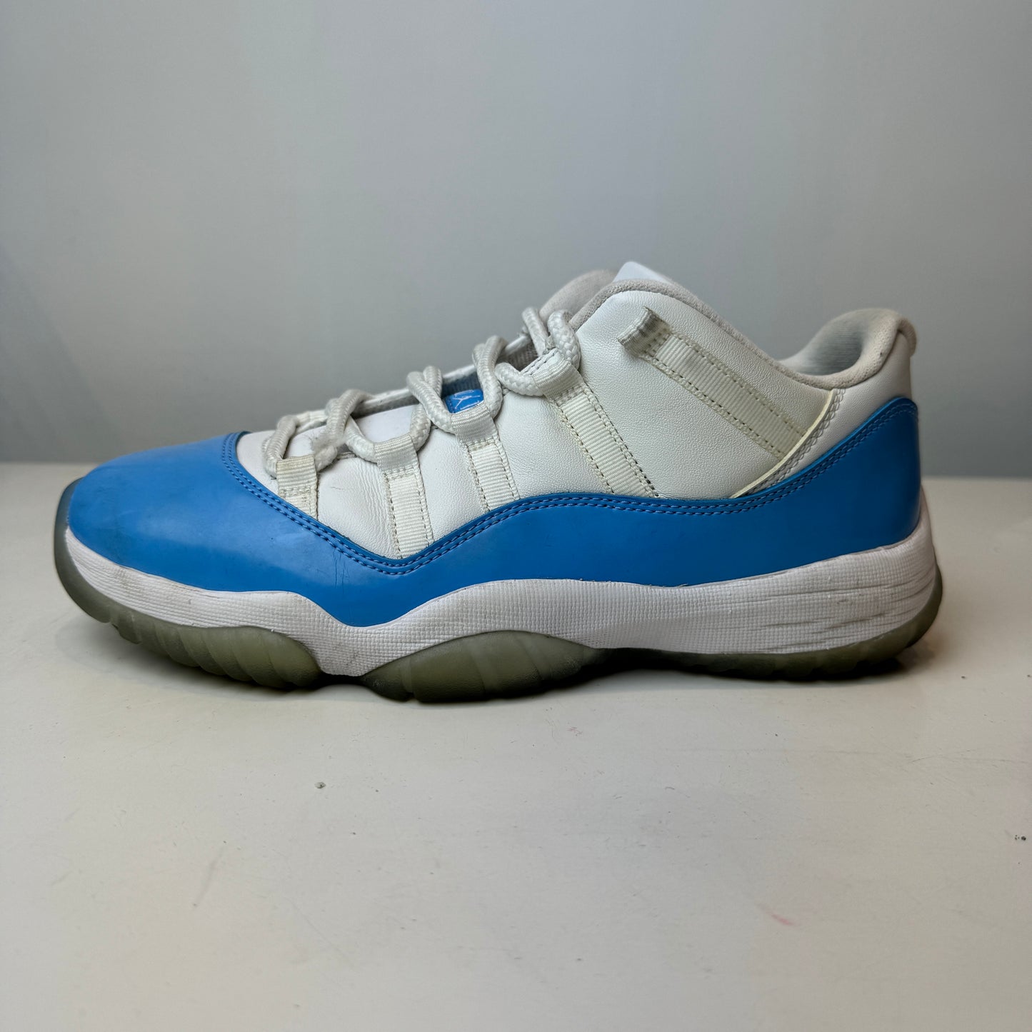 528895 106 Jordan 11 Retro Low University Blue (2017) [USED] - 8.5 M (Used)