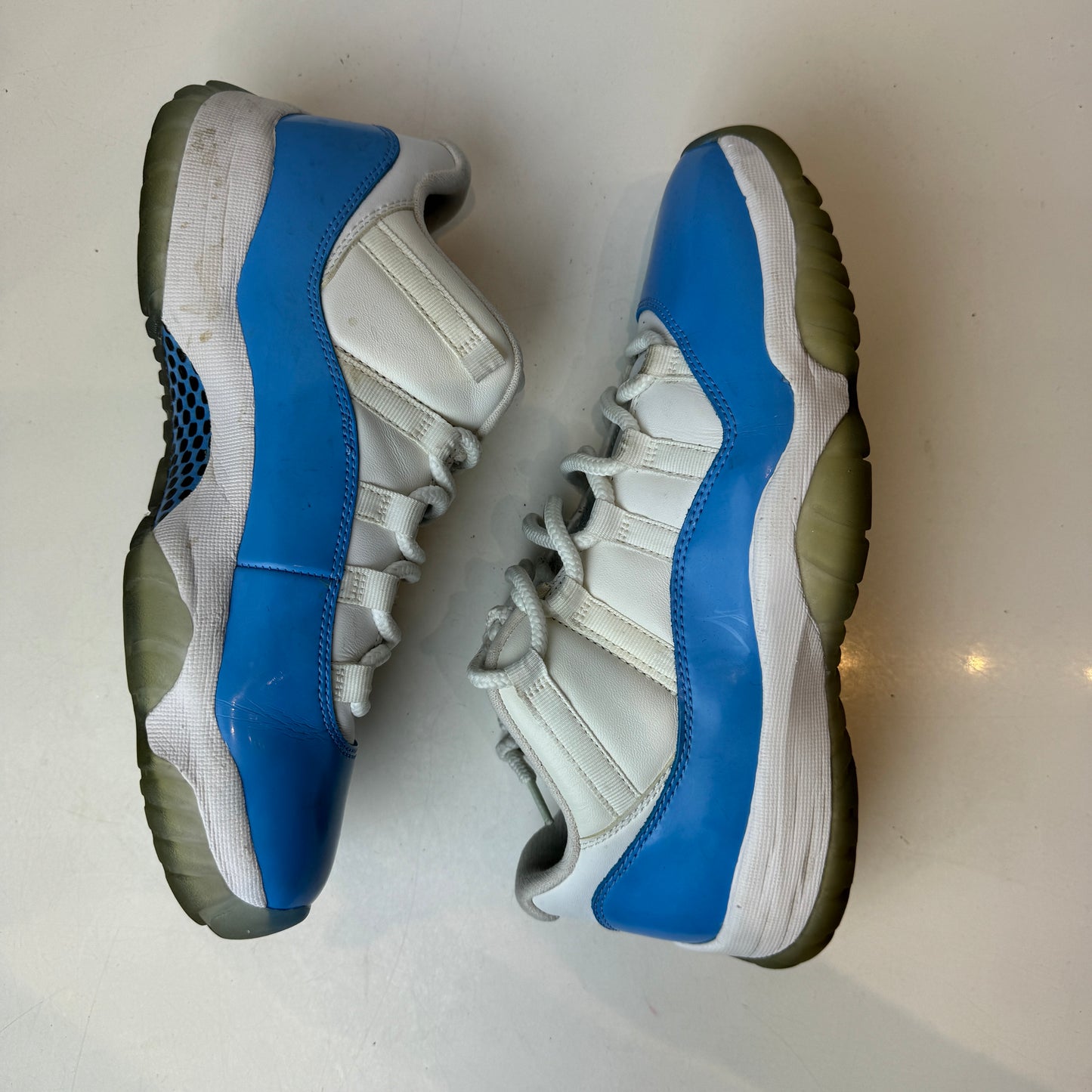 528895 106 Jordan 11 Retro Low University Blue (2017) [USED] - 8.5 M (Used)