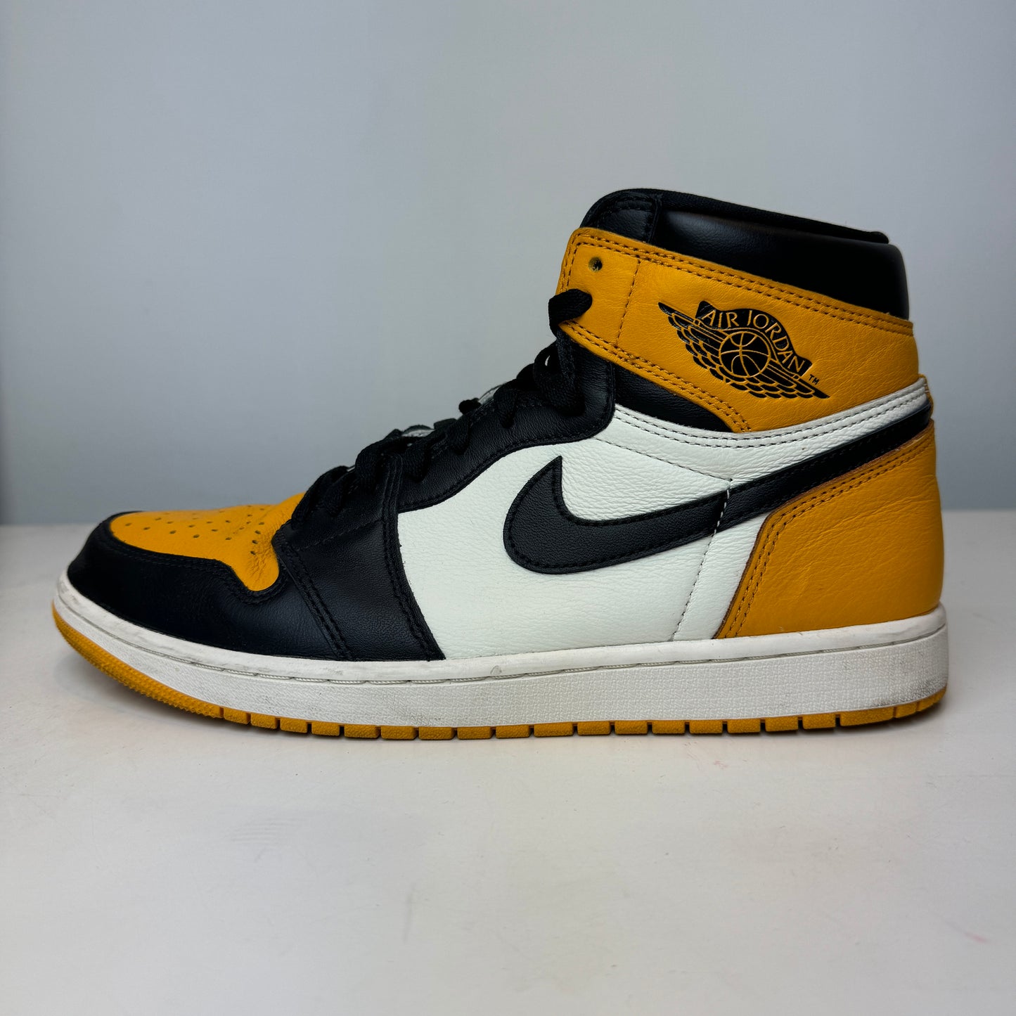 555088 711 Jordan 1 Retro High OG Punta amarilla