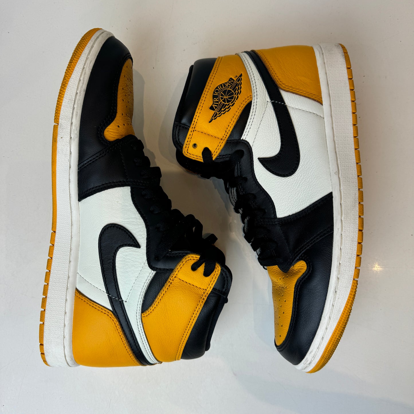 555088 711 Jordan 1 Retro High OG Punta amarilla