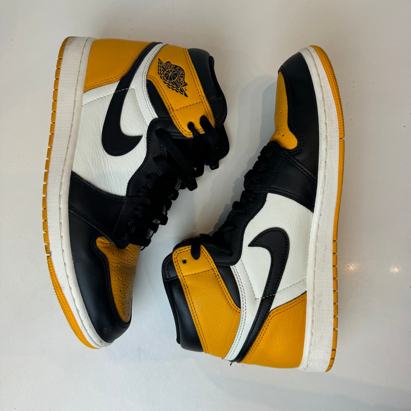 555088 711 Jordan 1 Retro High OG Punta amarilla