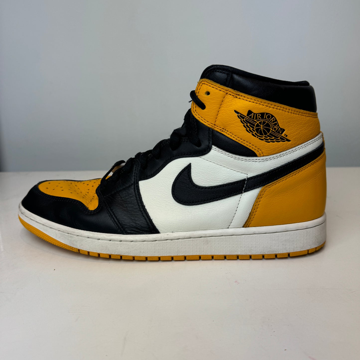 555088 711 Jordan 1 Retro High OG Punta amarilla