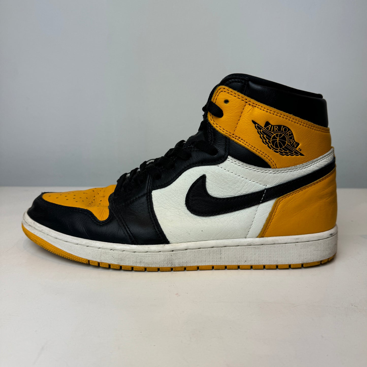 555088 711 Jordan 1 Retro High OG Punta amarilla