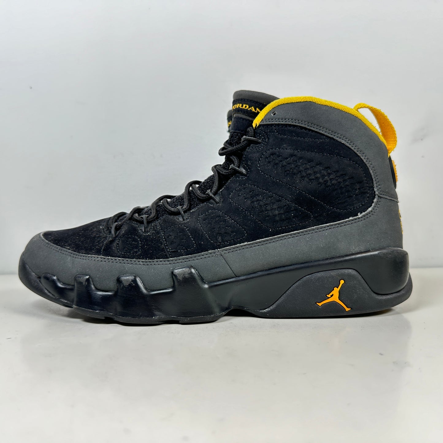 CT8019 070 Jordan 9 Retro Dark Charcoal Universidad Oro