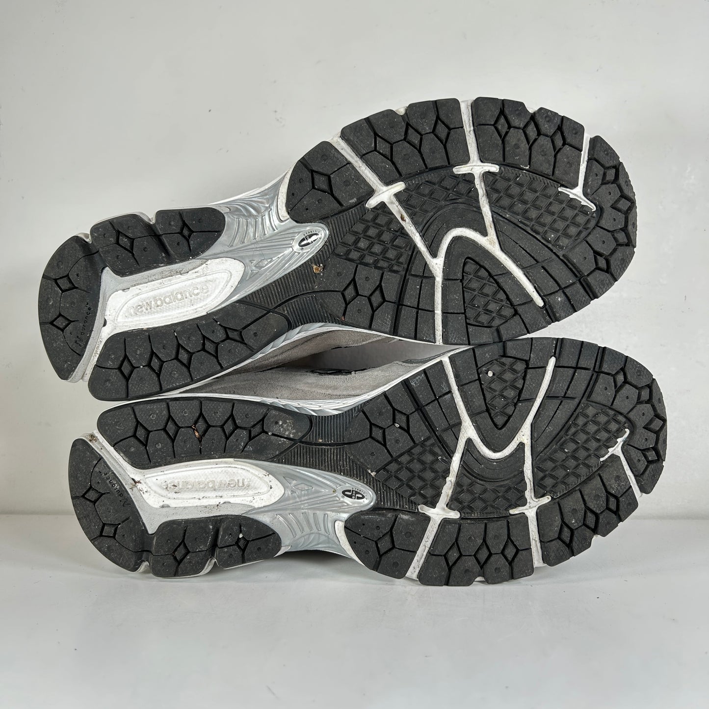 M2002RJM New Balance 2002R Grey White [USED] - 8.5 (Used)
