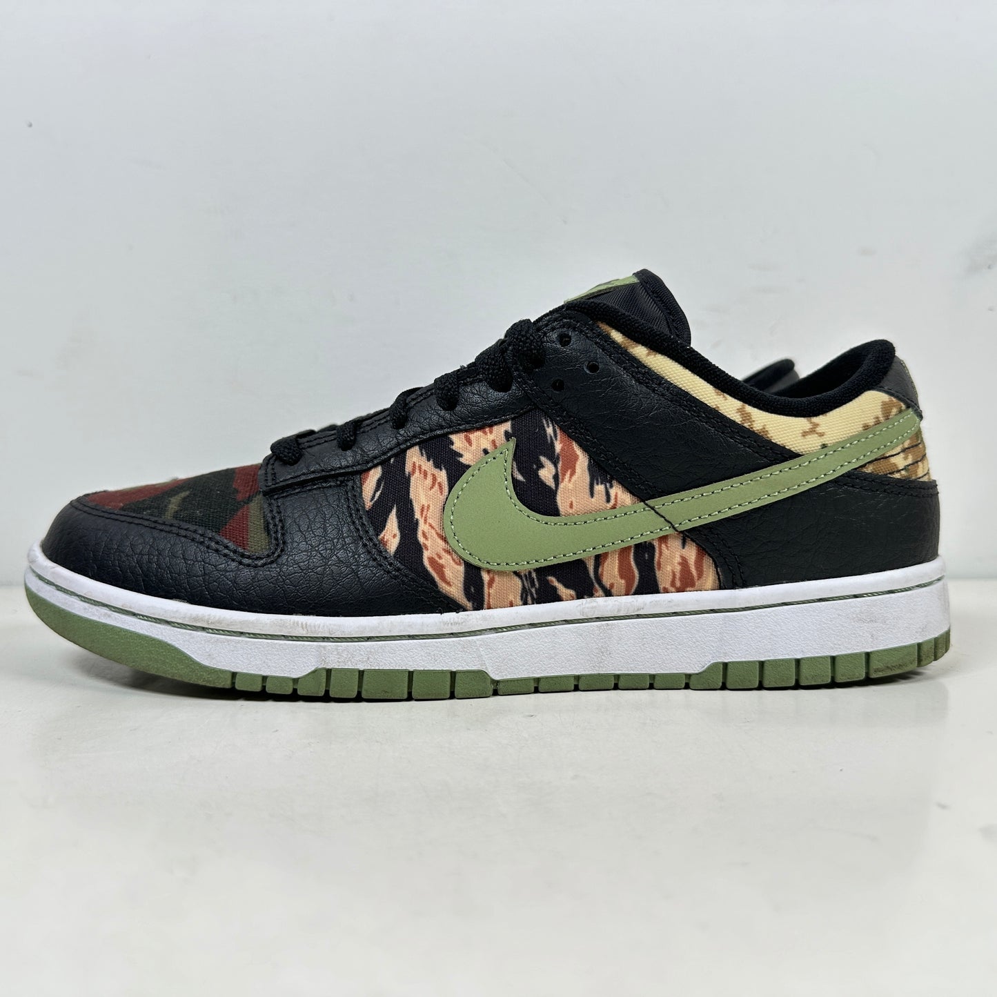 DH0957 001 Nike Dunk Low Loco Camuflaje