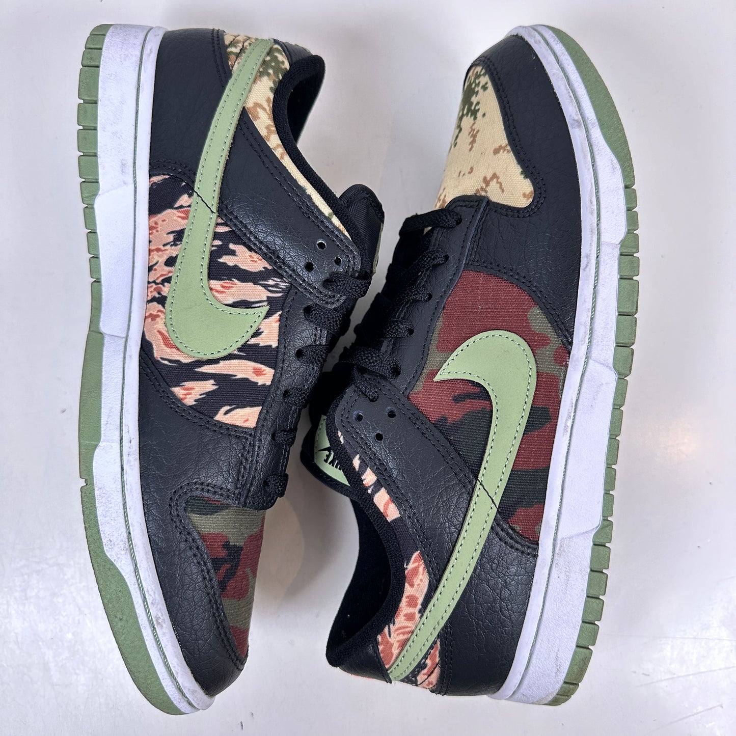 DH0957 001 Nike Dunk Low Loco Camuflaje