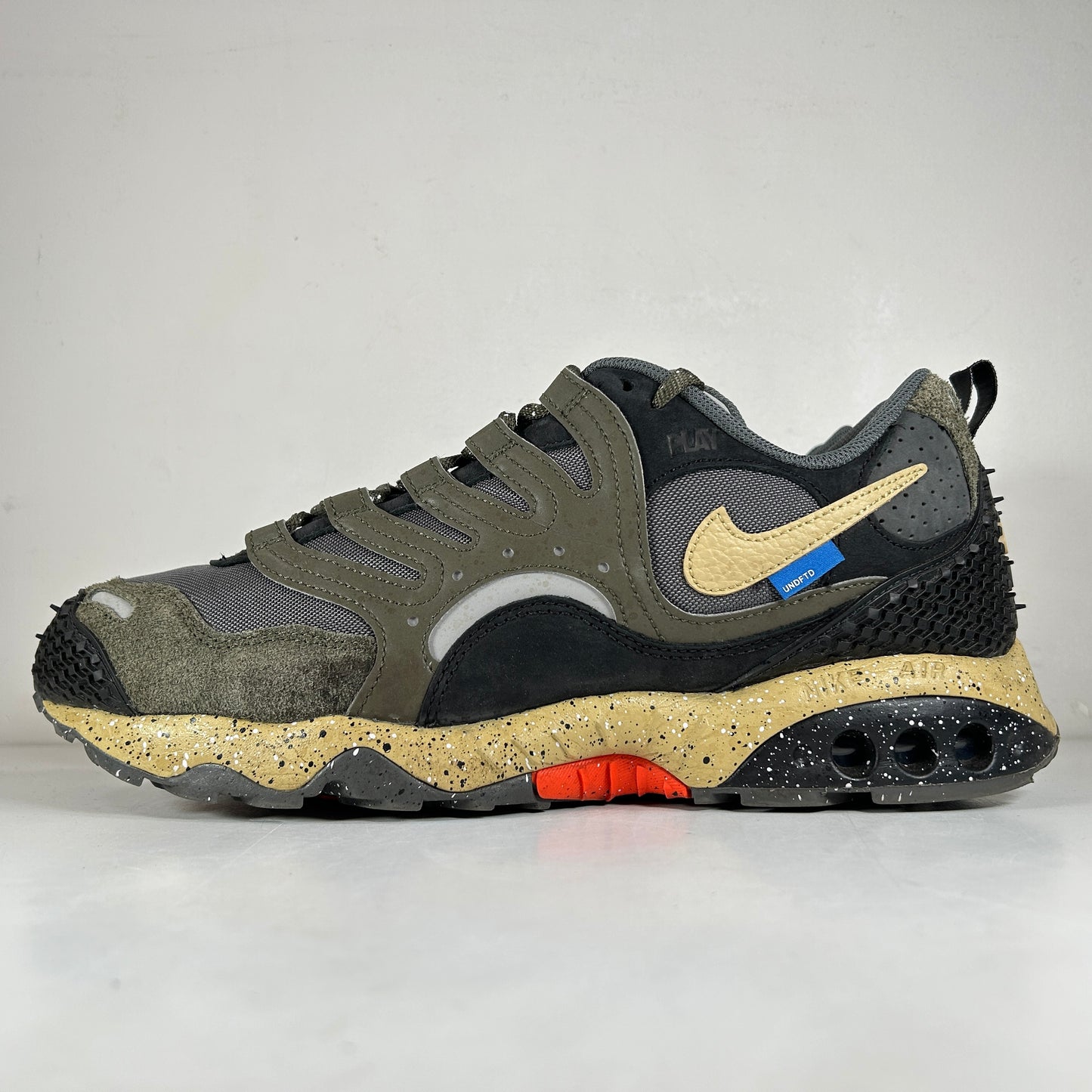 FN7546 300 Undefeated x Air Terra Humara 'Cargo Khaki' [USED] - 13 M (Used)