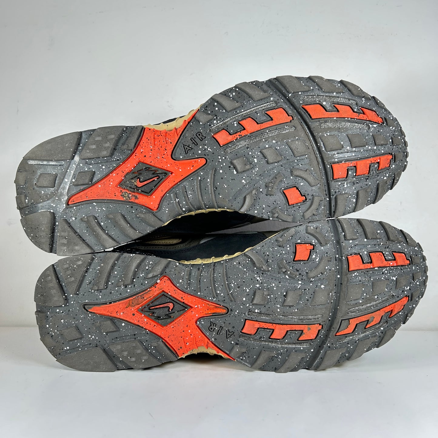 FN7546 300 Undefeated x Air Terra Humara 'Cargo Khaki' [USED] - 13 M (Used)