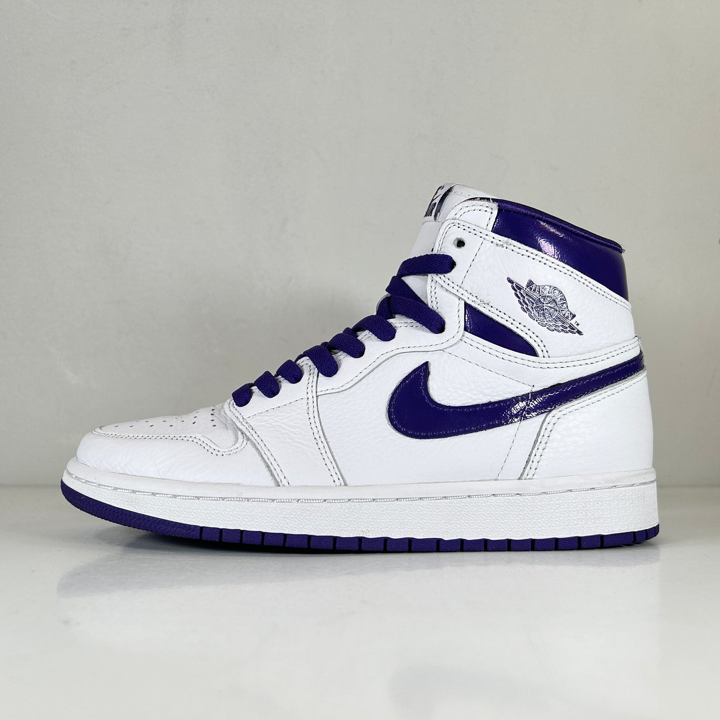 CD0461 151 Wmns Jordan 1 Retro High Court Purple [USED] - 7.5 W (Used)