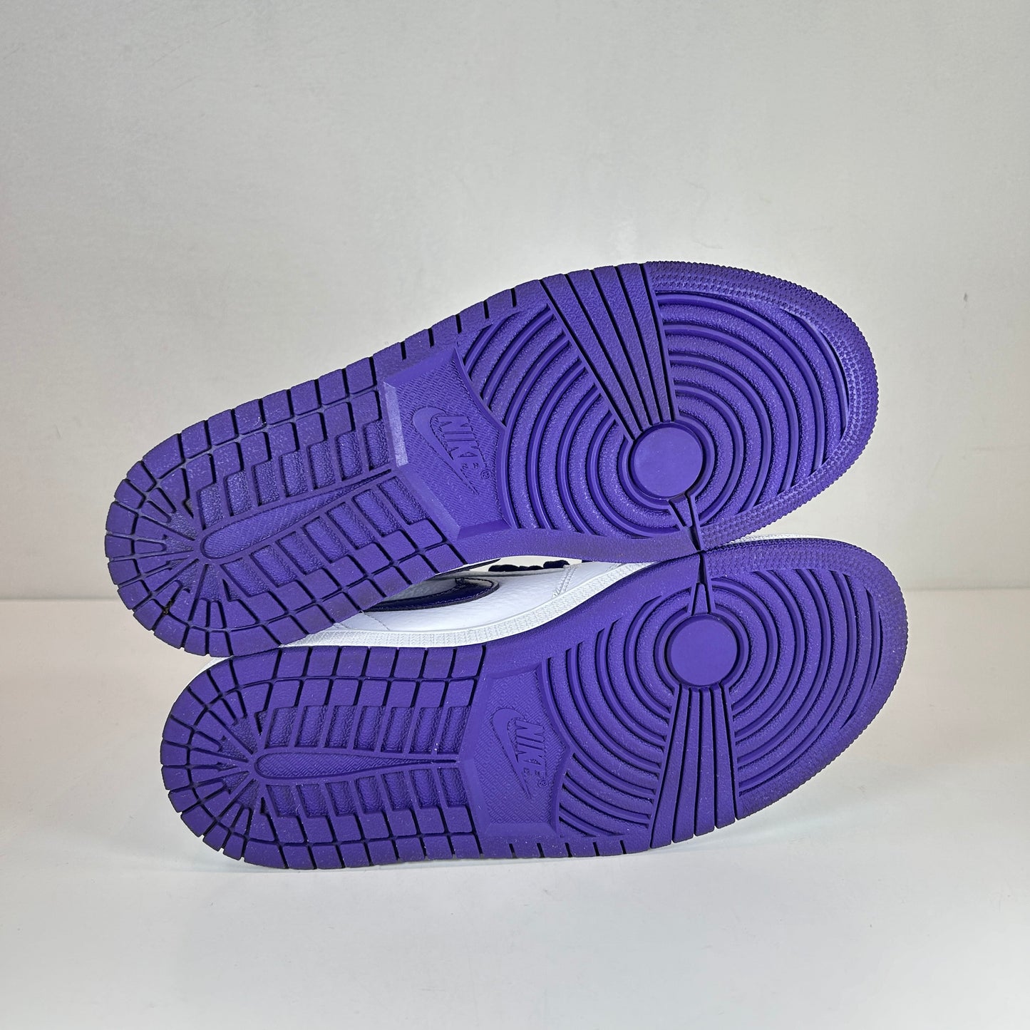 CD0461 151 Wmns Jordan 1 Retro High Court Purple [USED] - 7.5 W (Used)
