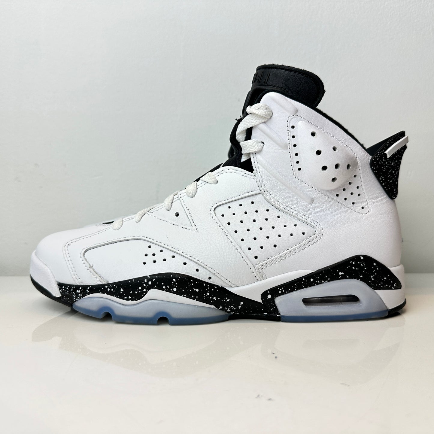 CT8529 112 Jordan 6 Retro Reverse Oreo [USED] - 8.5 M (Used)