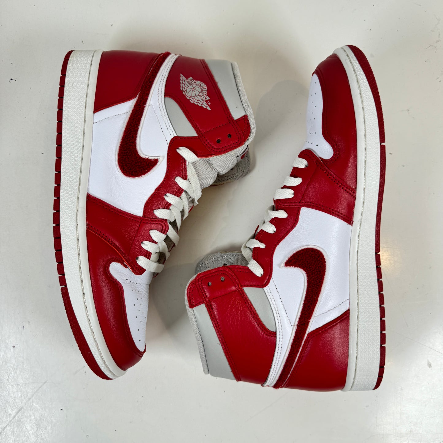 DJ4891 061 Jordan 1 Retro High OG Varsity Red (W) [USED] - 11 W (Used)