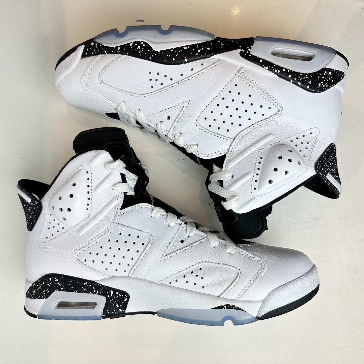 CT8529 112 Jordan 6 Retro Reverse Oreo [USED] - 8.5 M (Used)