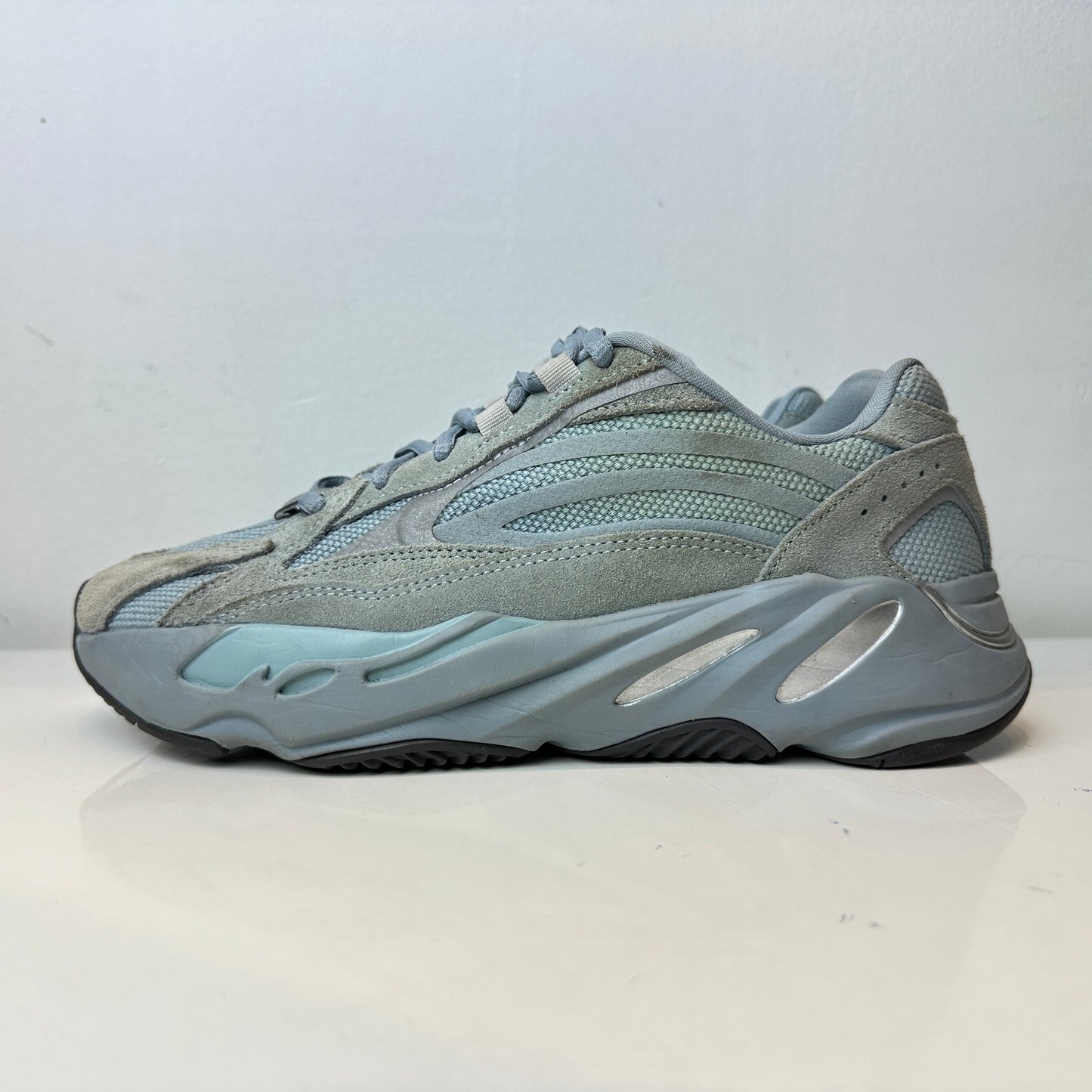 FV8424 adidas Yeezy Boost 700 V2 Hospital Blue [USED] - 7 M (Used)