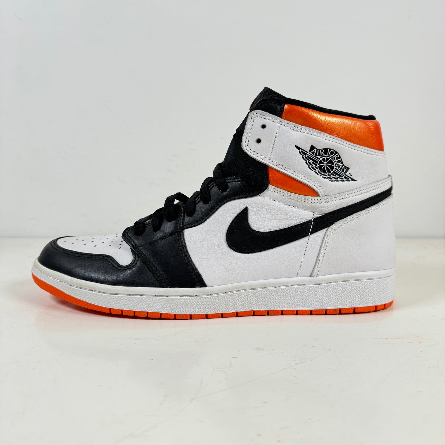 555088 180 Jordan 1 Retro High Electro Orange [USED] - 12 M (VNDS)