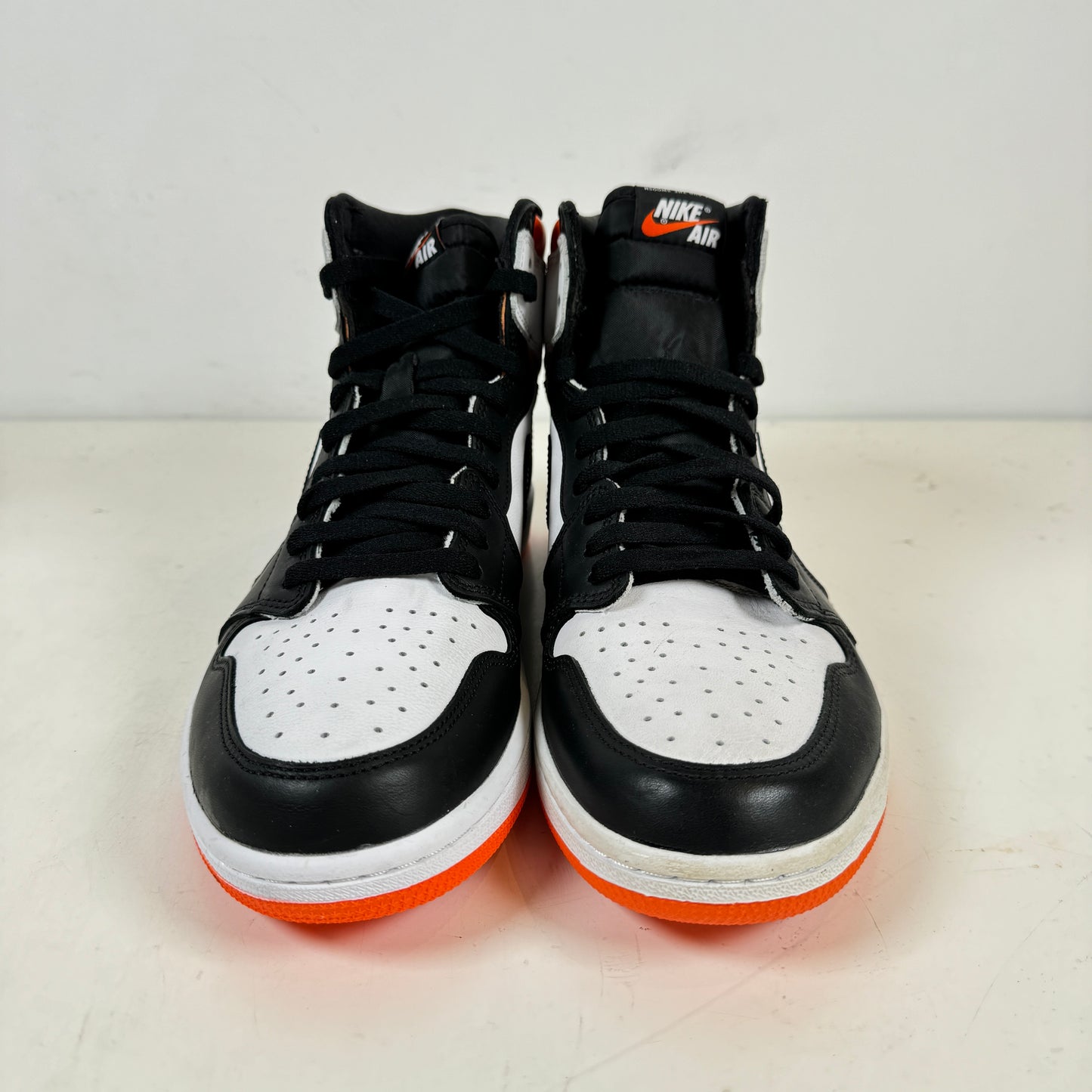 555088 180 Jordan 1 Retro High Electro Orange [USED] - 12 M (VNDS)