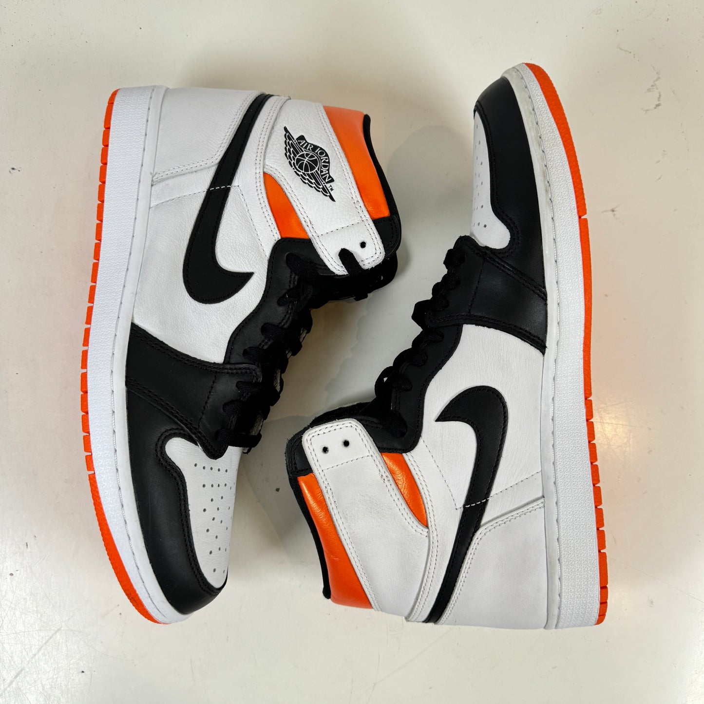 555088 180 Jordan 1 Retro High Electro Orange [USED] - 12 M (VNDS)