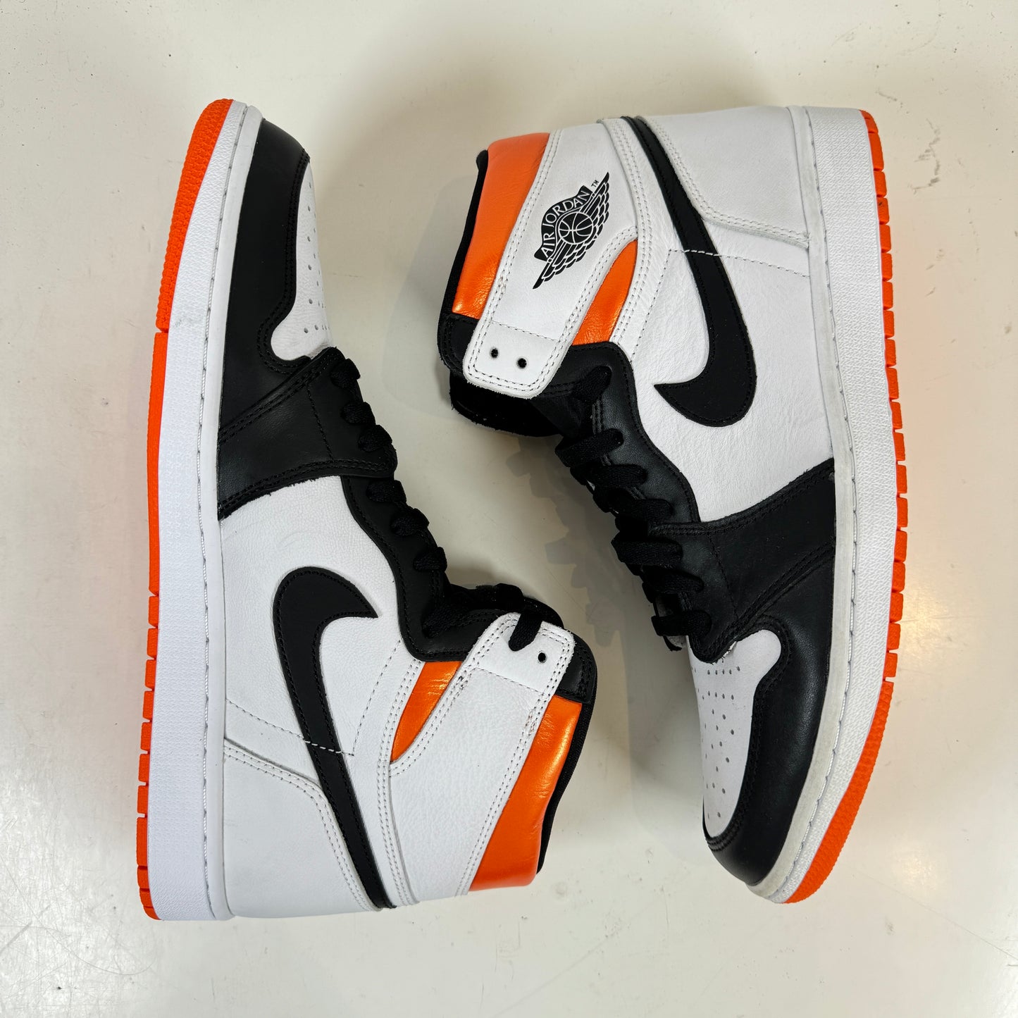 555088 180 Jordan 1 Retro High Electro Orange [USED] - 12 M (VNDS)