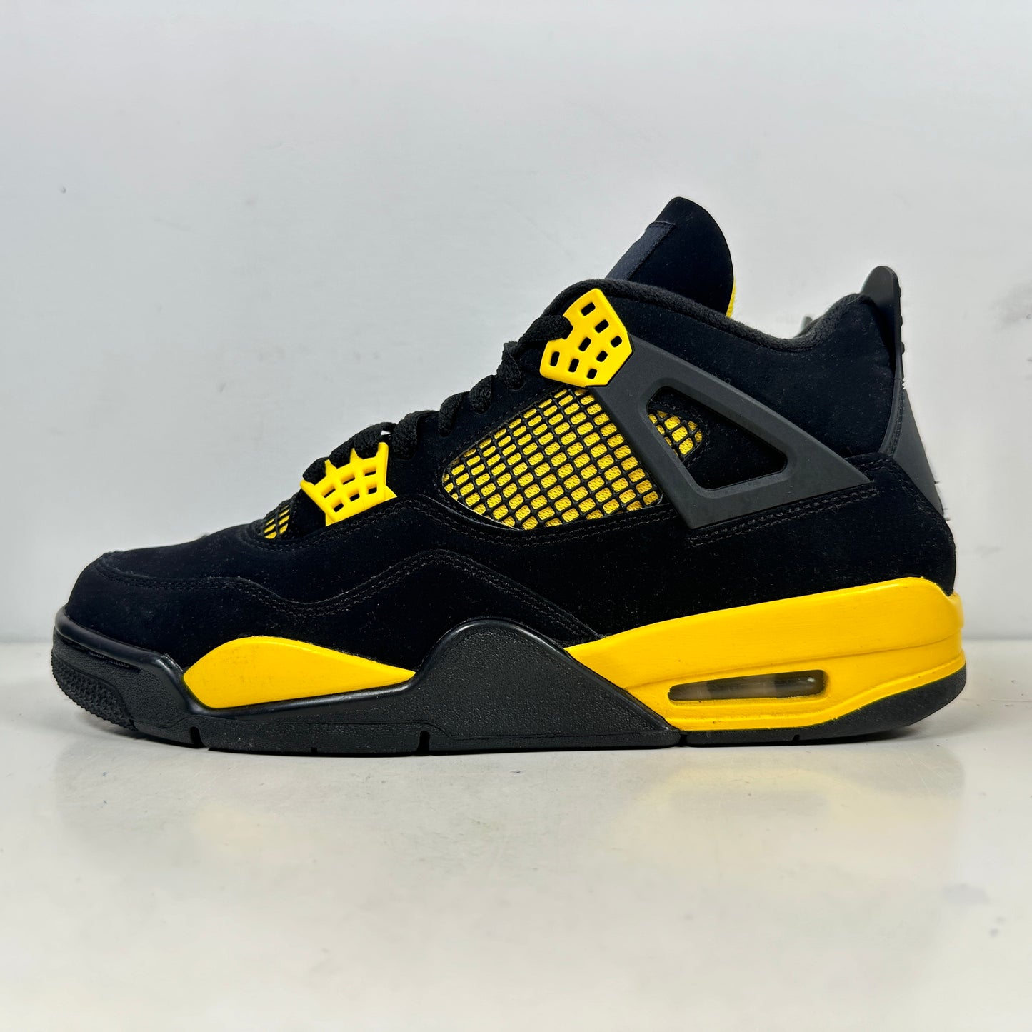 DH6927 017 Jordan 4 Retro Thunder [USED] - 9.5 M (Used2)