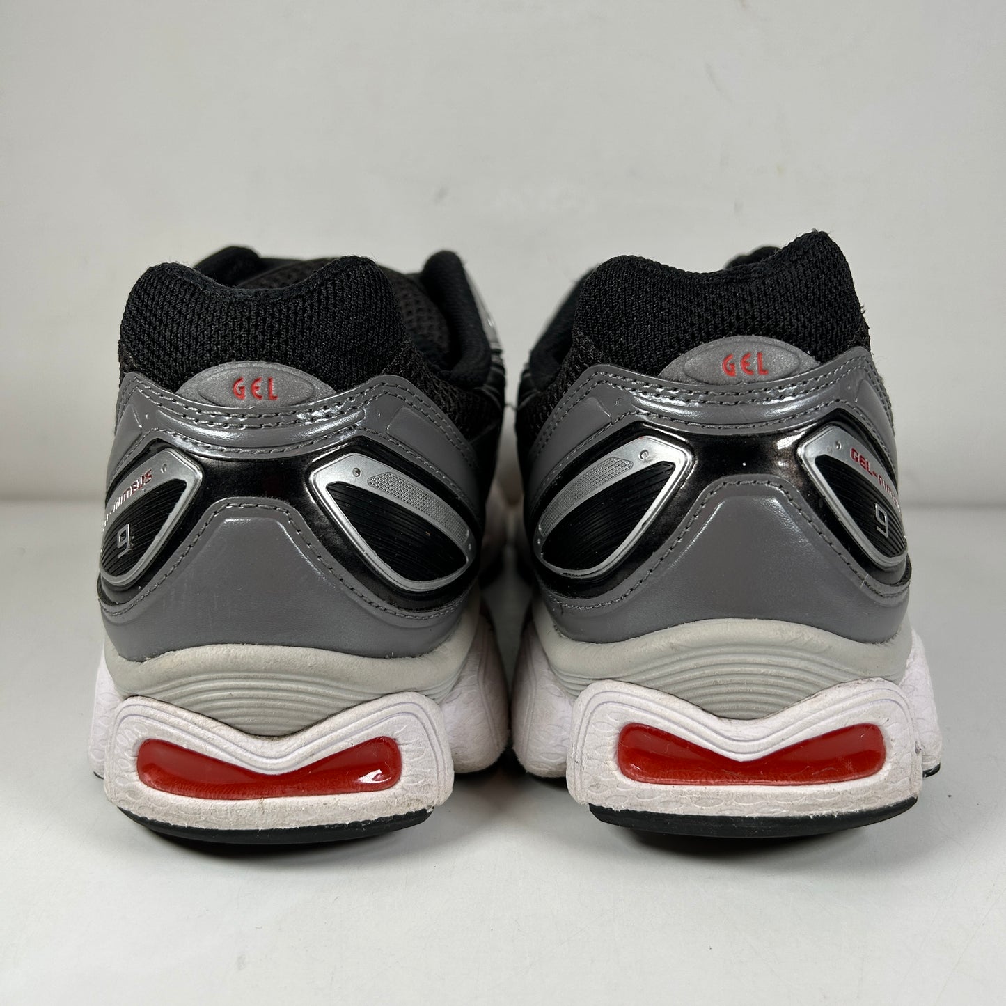 1201A424 023 ASICS Gel-Nimbus 9 Graphite Grey Red [USED] - 10 M (Used)