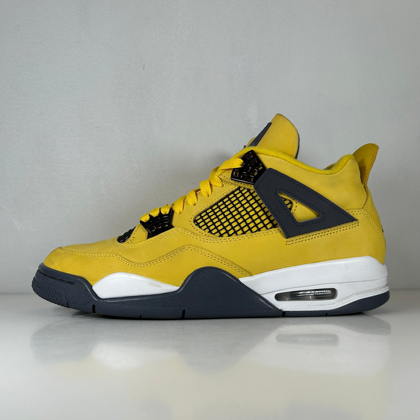 CT8527 700 Jordan 4 Retro Lightning (2021) [USED] - 10.5 M (Used)