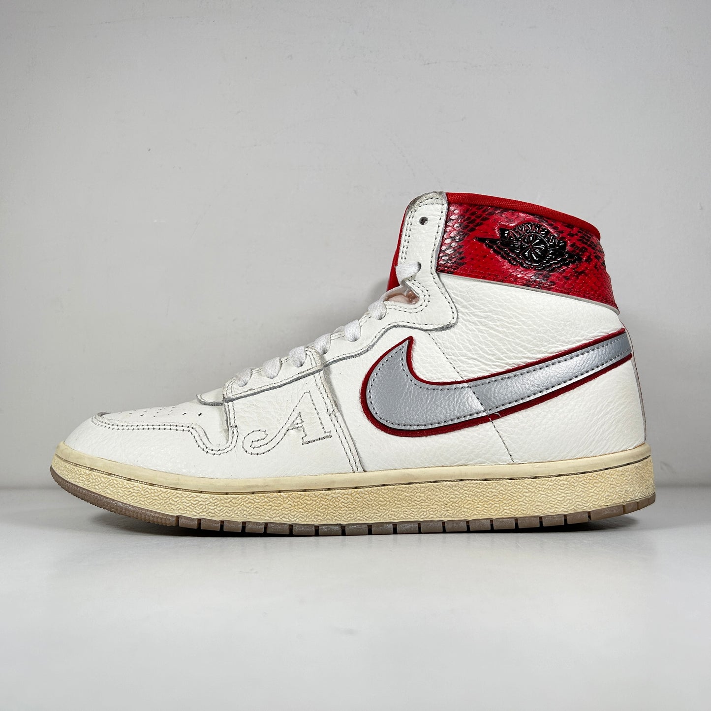 FN8675 100 Nike Jordan Air Ship PE SP Awake NY [USED] - 9.5 M (Used)