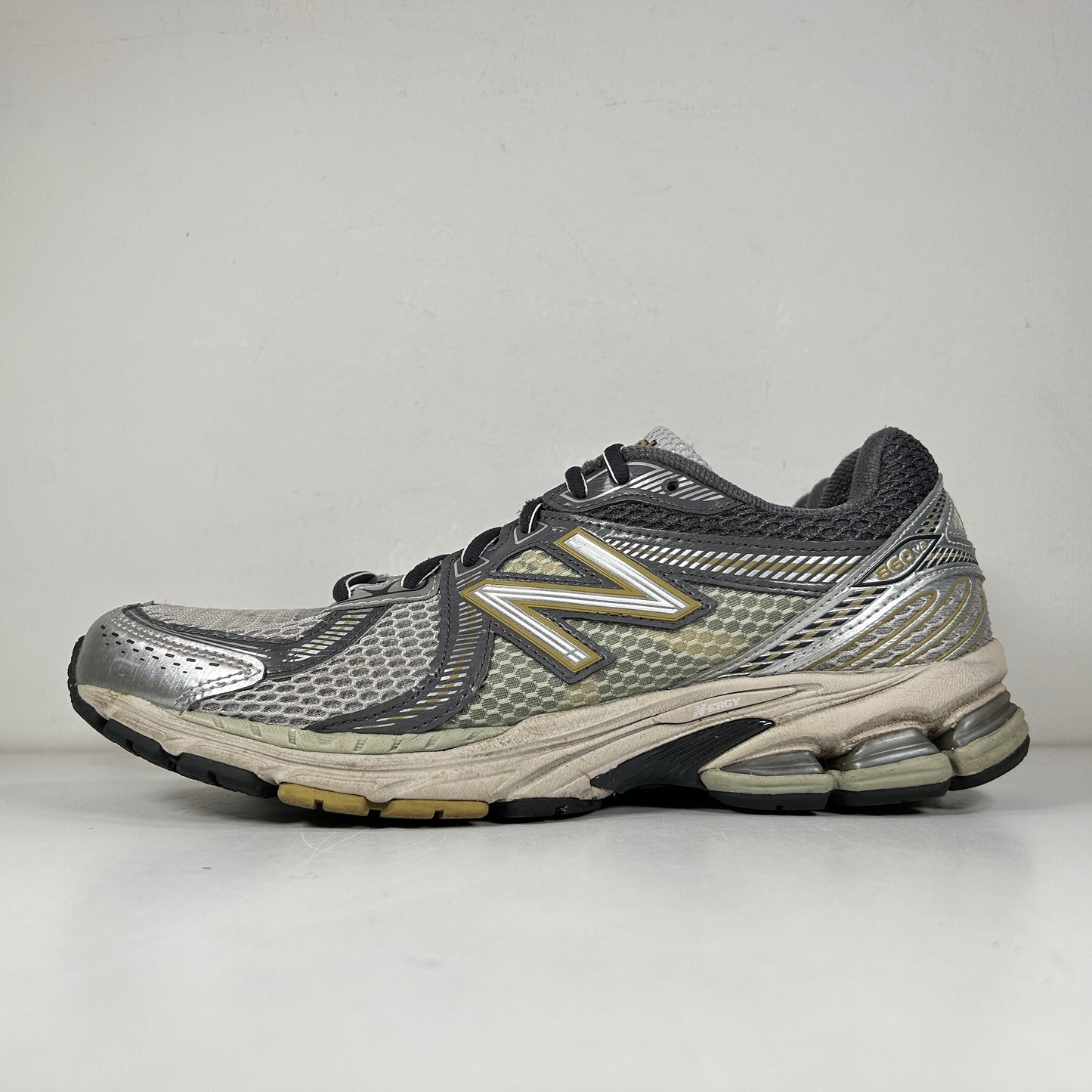 ML860KR2 New Balance 860v2 Earth [USED] - 10.5 M (Used) (Replace Box)