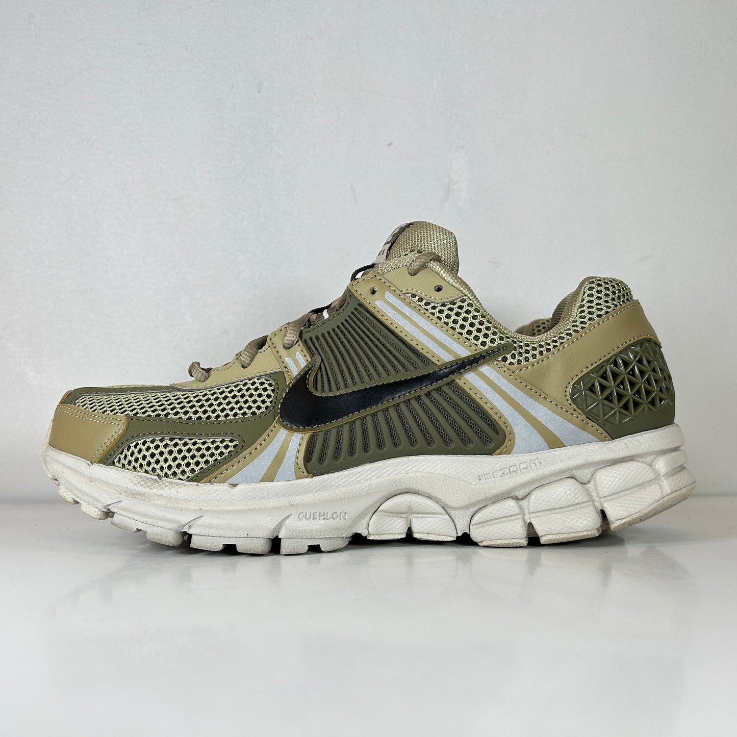 FJ1915 200 Nike Zoom Vomero 5 Neutral Olive [USED] - 9.5 M (Used)