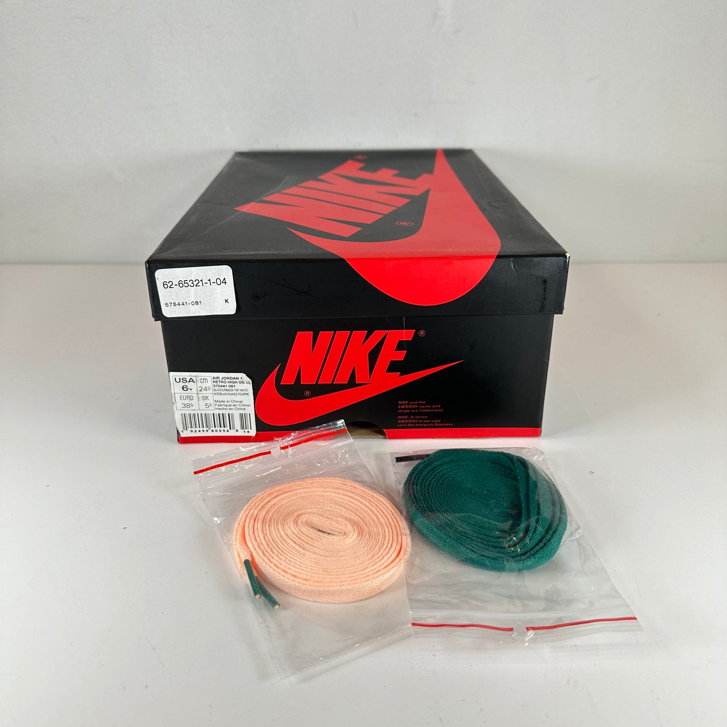 575441 081 Jordan 1 Retro High Black Crimson Tint [USED] - 6 Y (Used)